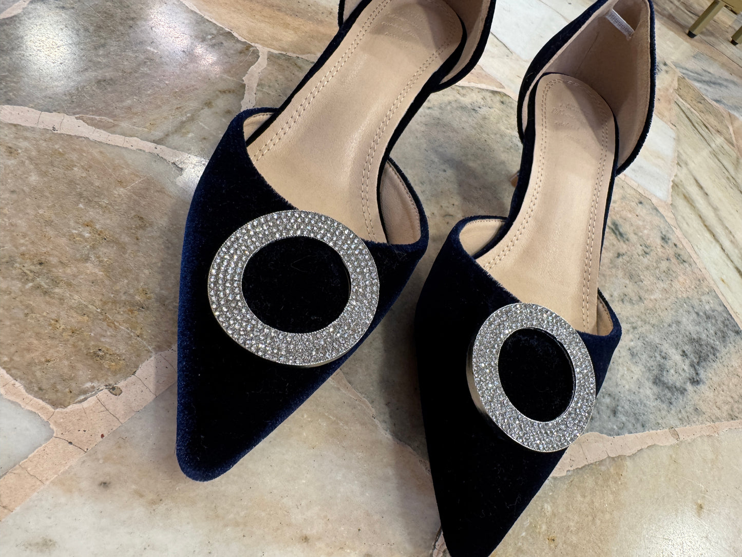 Slingback in velluto blu notte con gioiello