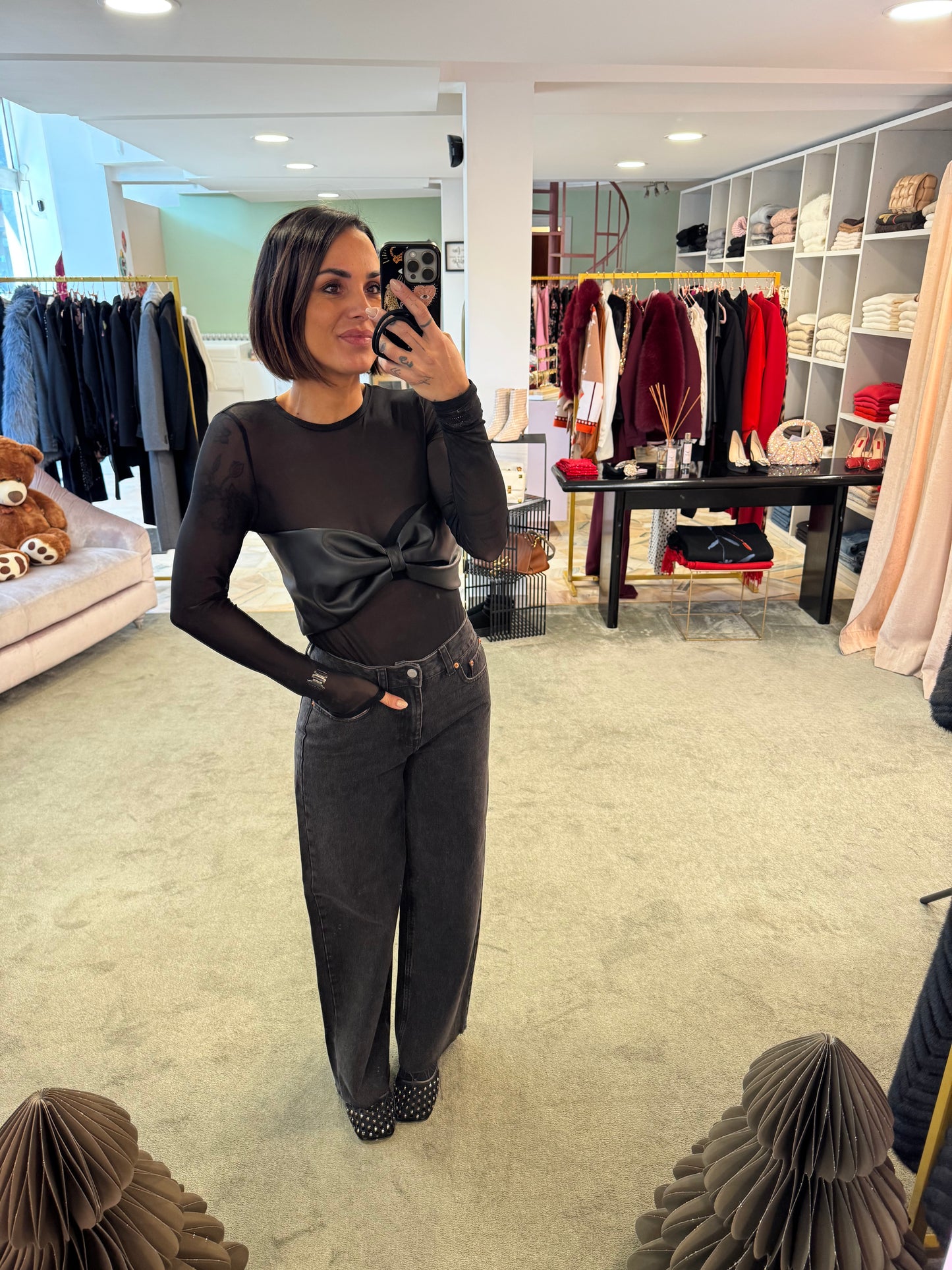 Maglia trasparente con fiocco nero in ecopelle