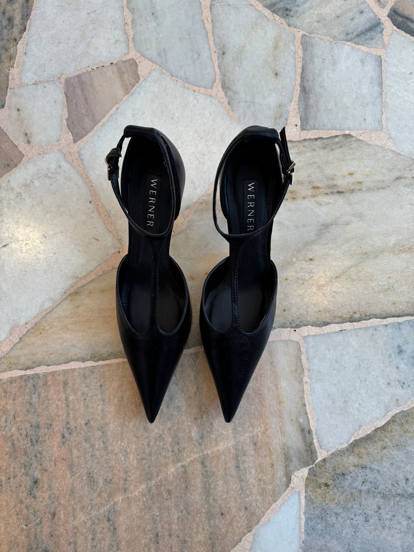 Décolleté nera in pelle con cinturino e tacco oro