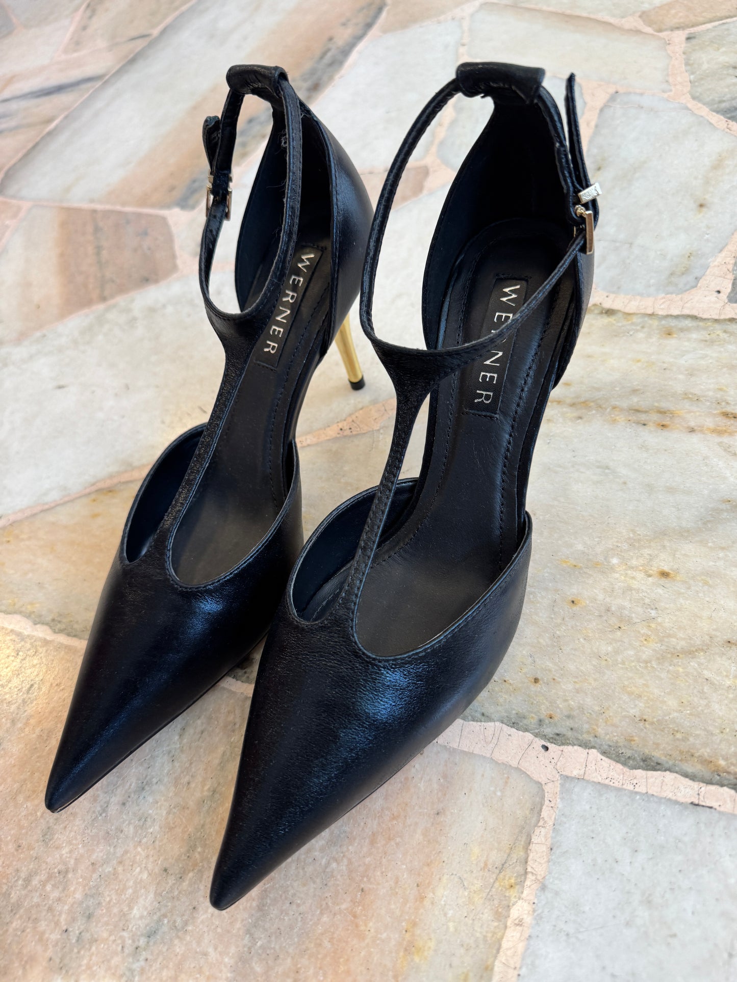 Décolleté nera in pelle con cinturino e tacco oro