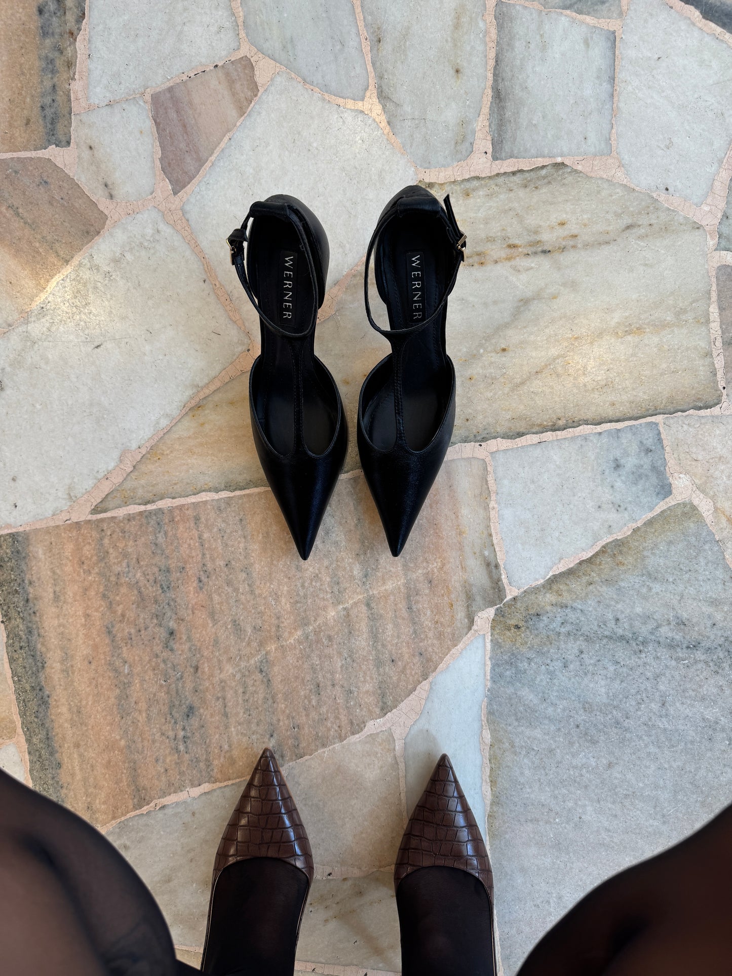 Décolleté nera in pelle con cinturino e tacco oro