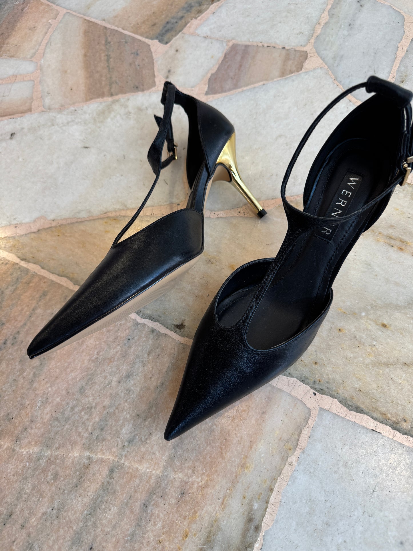 Décolleté nera in pelle con cinturino e tacco oro