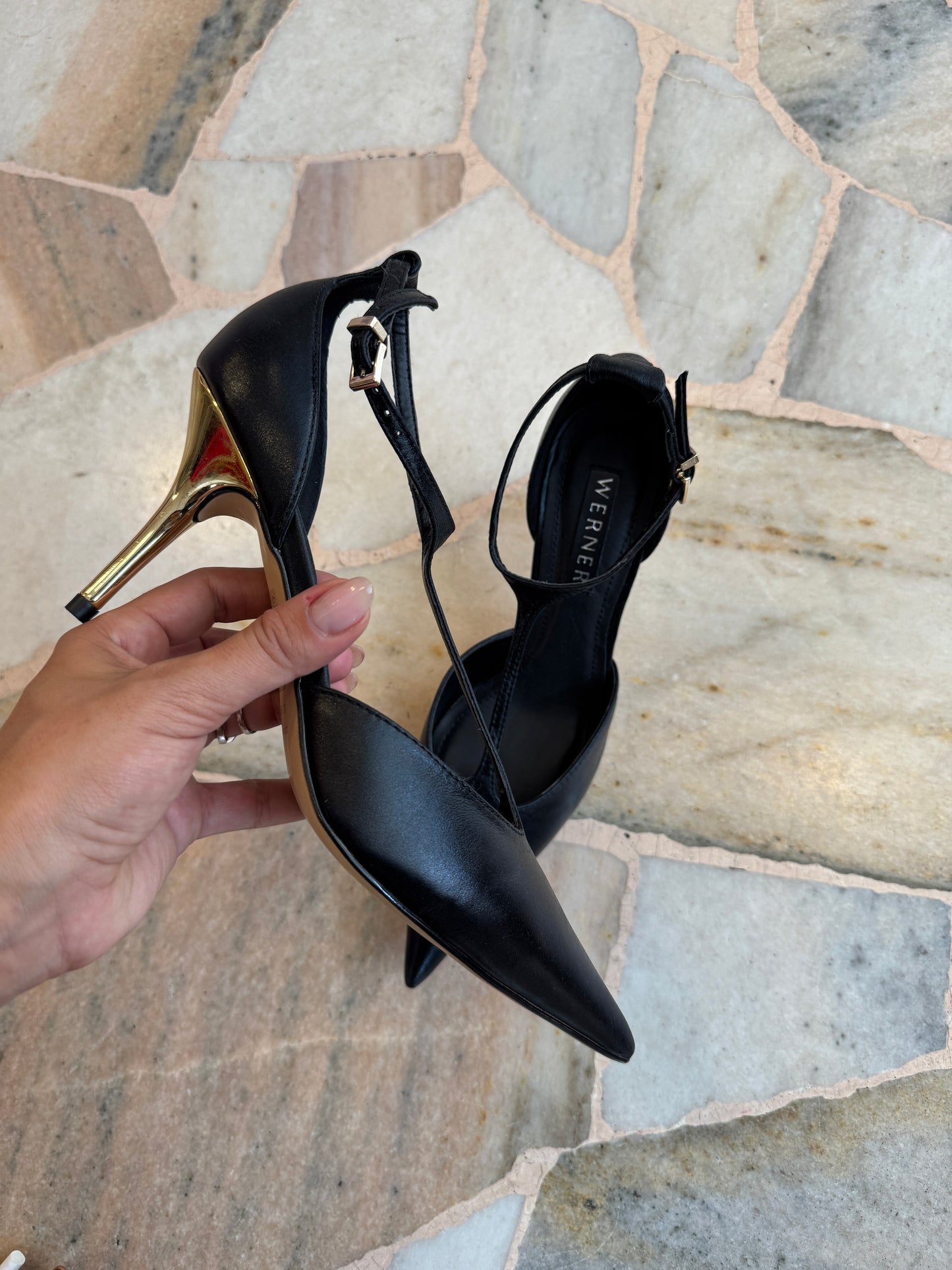 Décolleté nera in pelle con cinturino e tacco oro