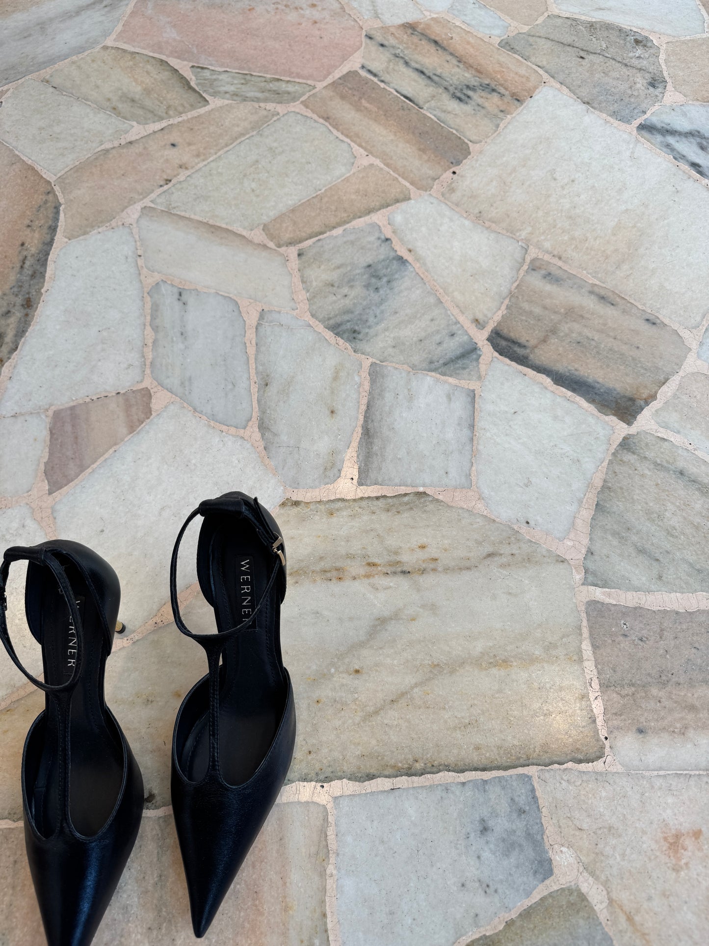 Décolleté nera in pelle con cinturino e tacco oro