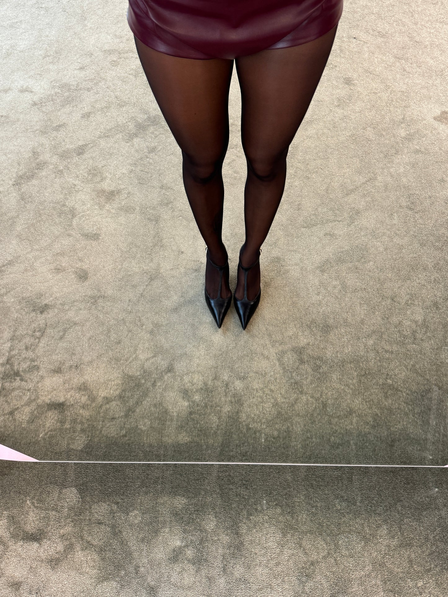 Décolleté nera in pelle con cinturino e tacco oro