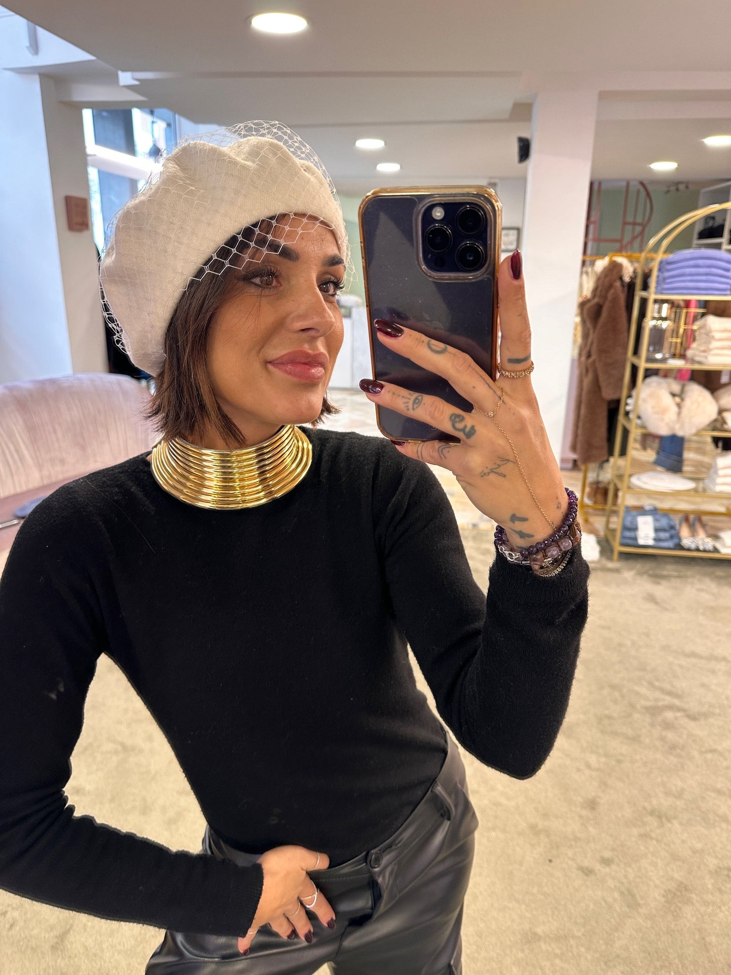 Basco in lana con veletta bianco