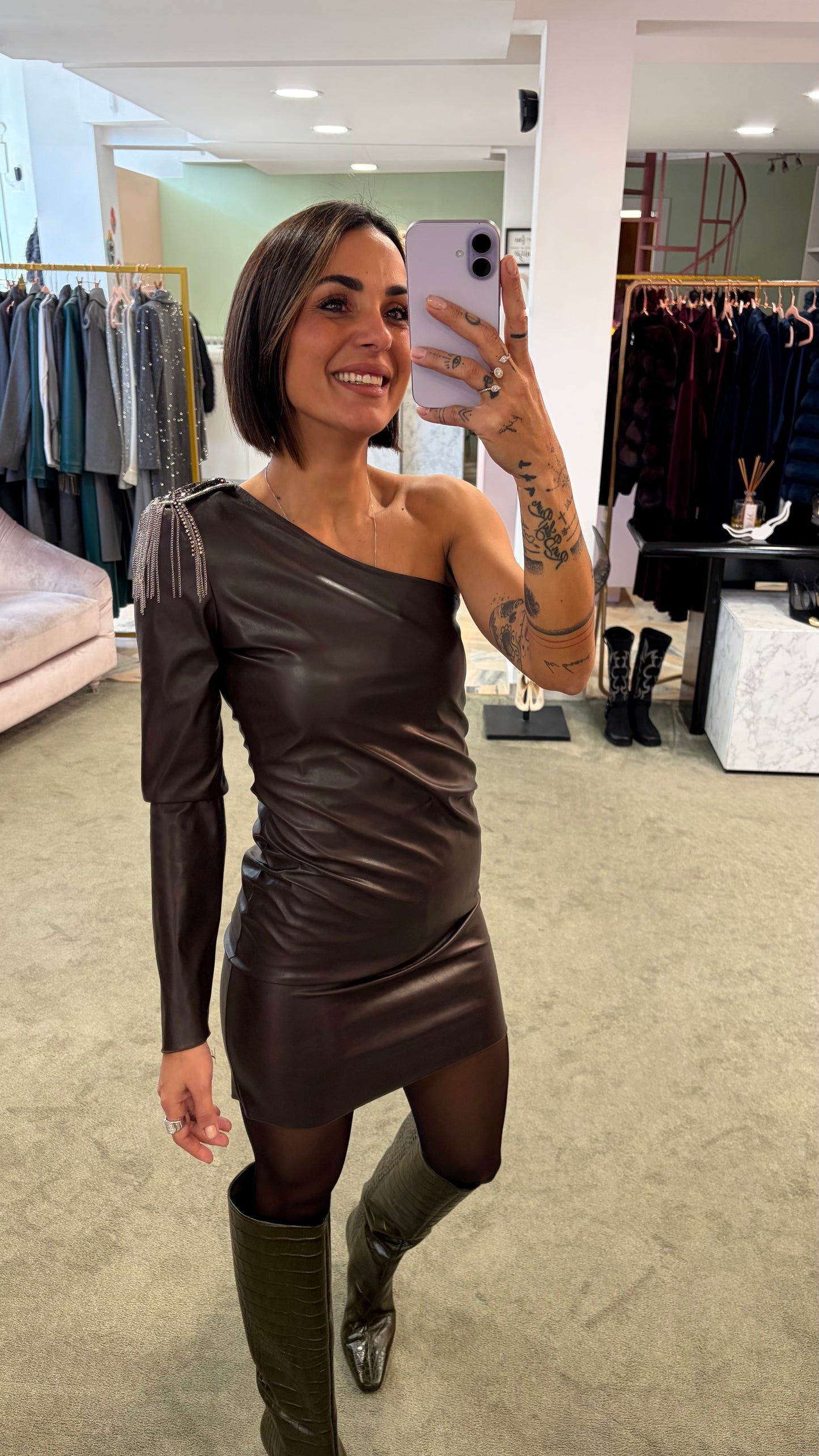 Abito monospalla marrone fango in ecopelle con dettaglio gioiello mq