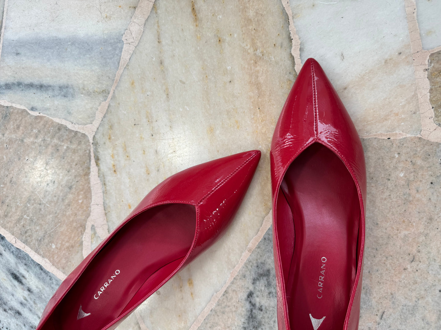 Décolleté rossa in vernice tacco kitten