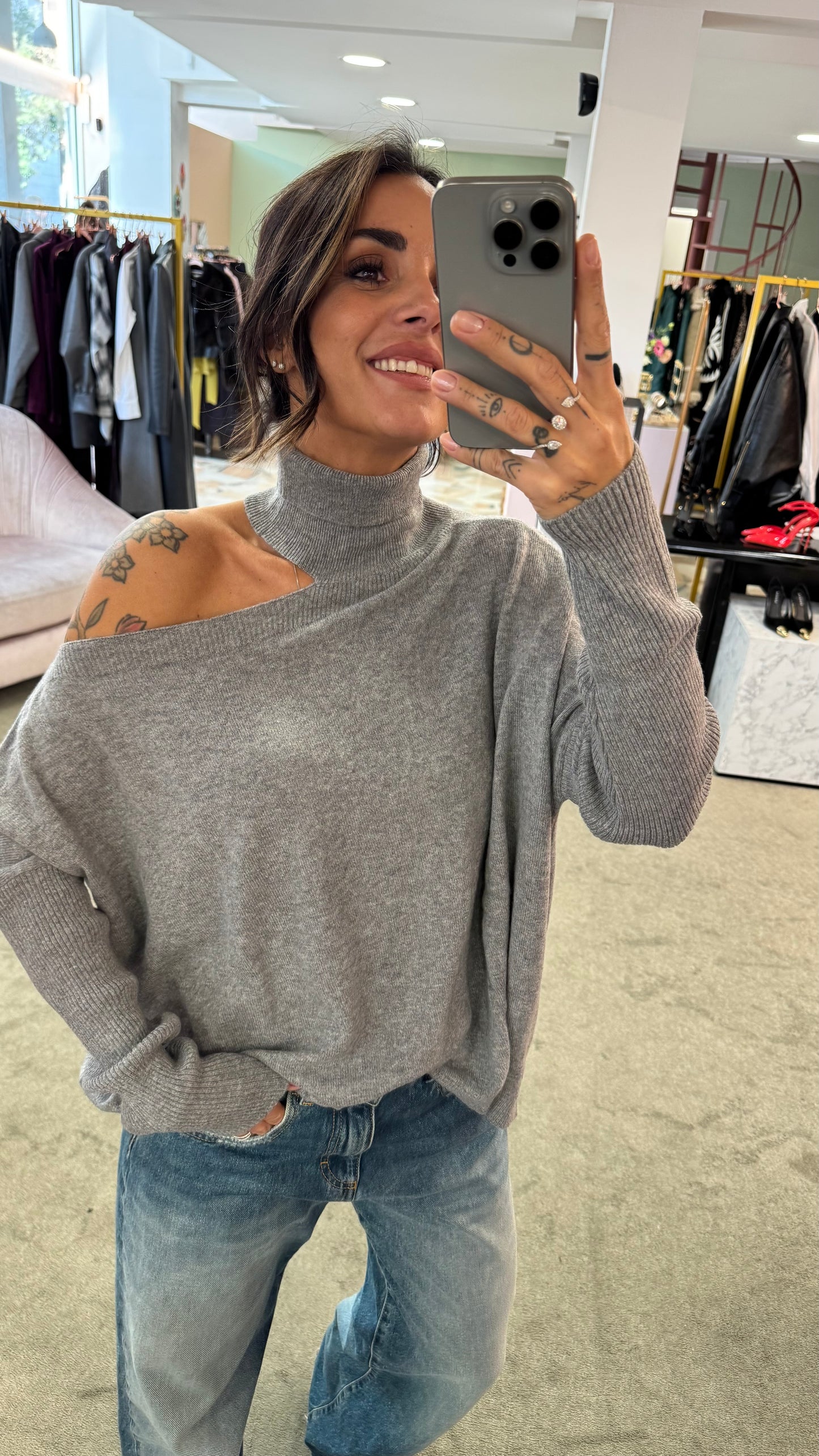 Dolcevita grigio cutout  sulla spalla lh