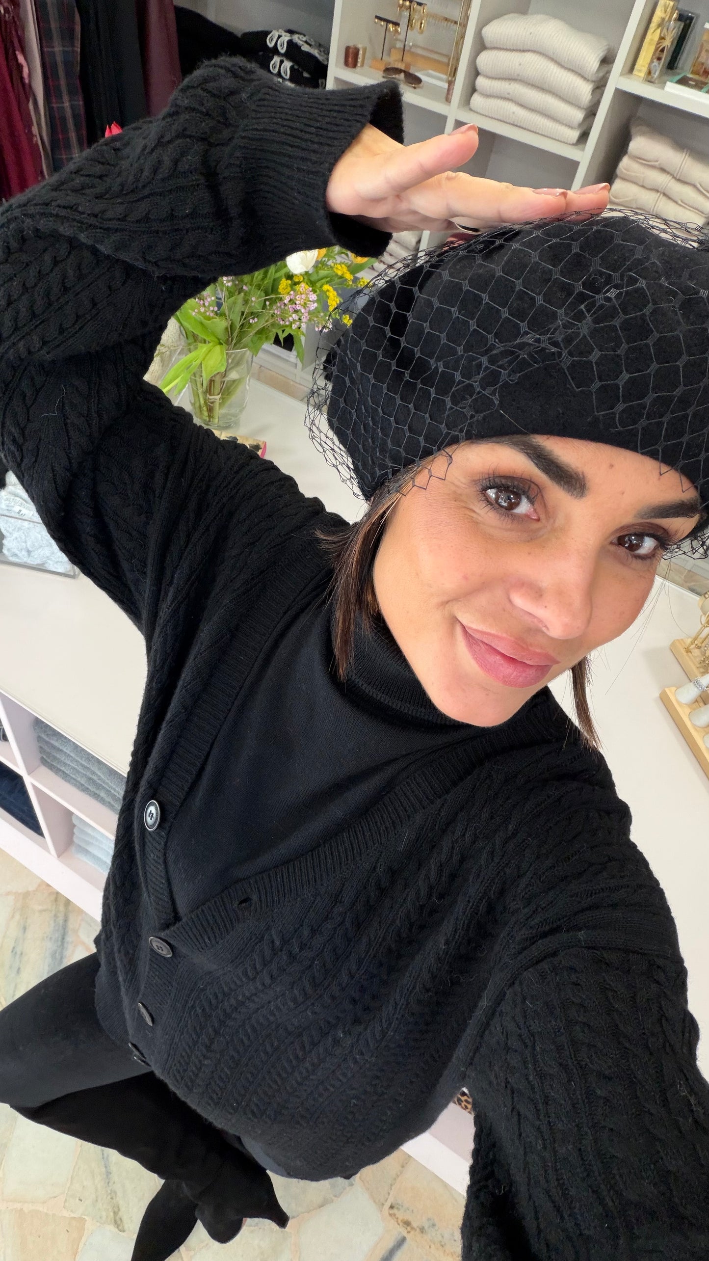 Basco in lana con veletta nero