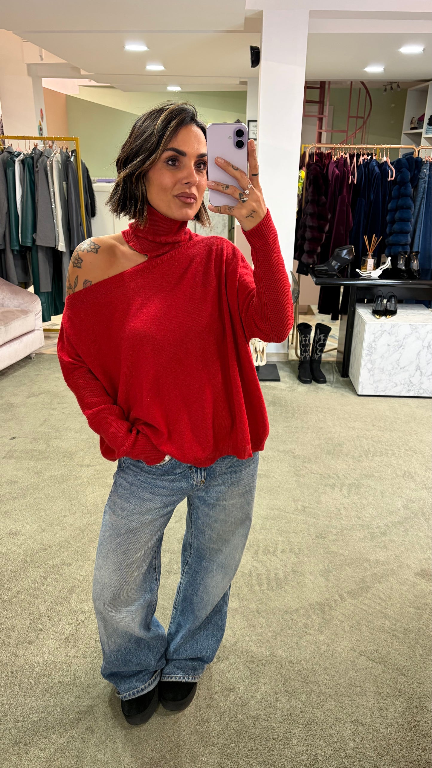 Dolcevita rosso cutout sulla spalla lh