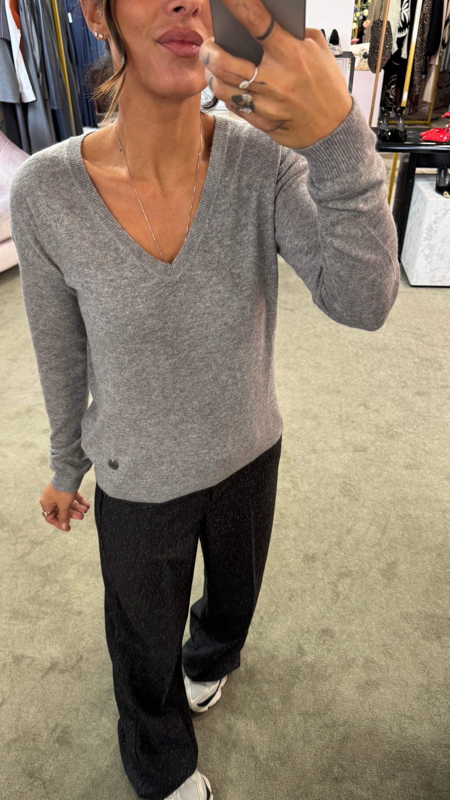 Maglione scollo a v grigio in angora tk