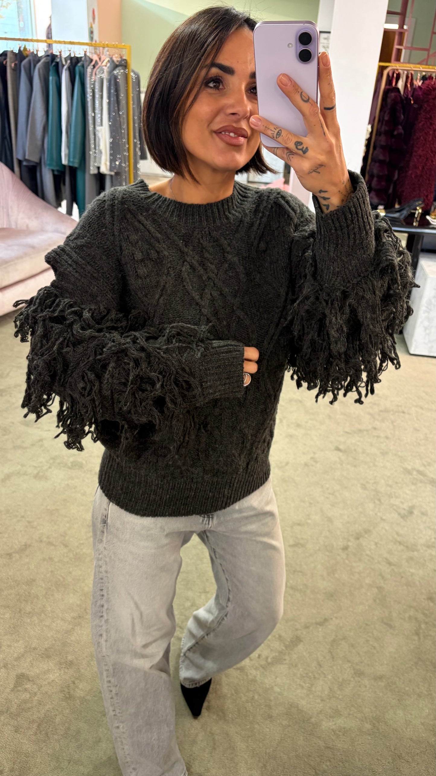Maglione grigio scuro losanghe e manica con frange gl