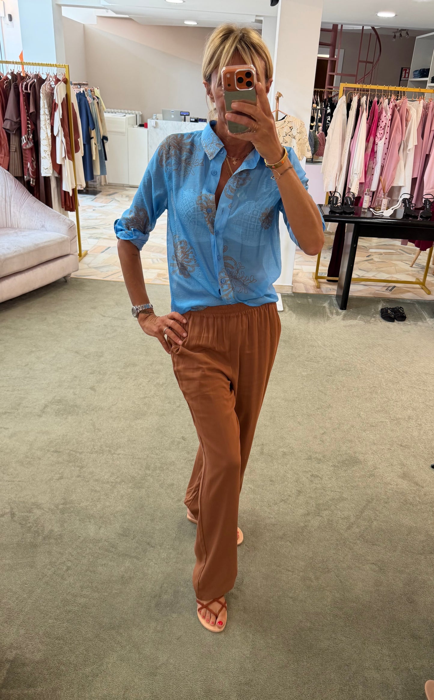 Camicia azzurra con ricami ruggine ay