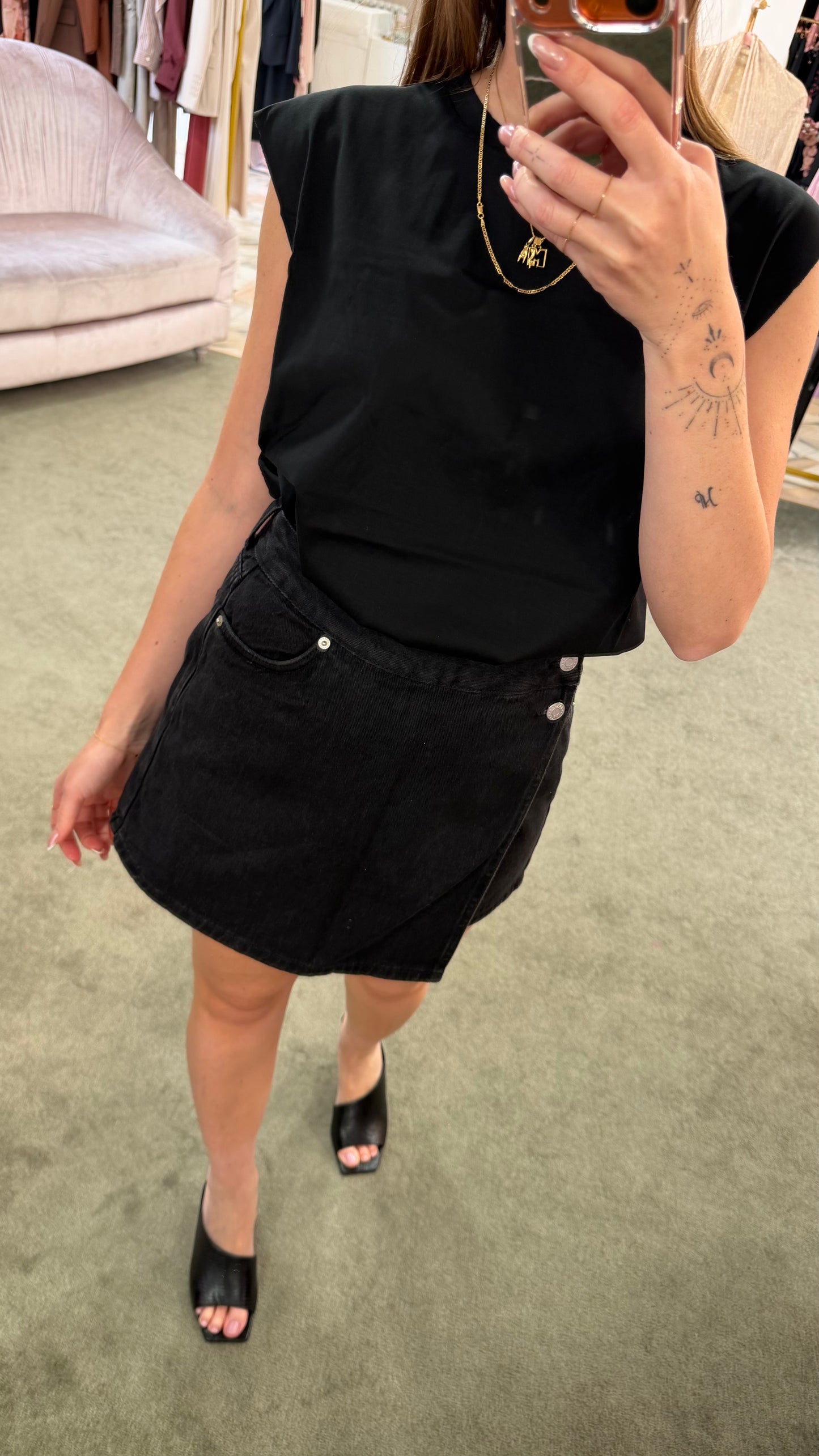 Pantagonna shorts nero in denim jx