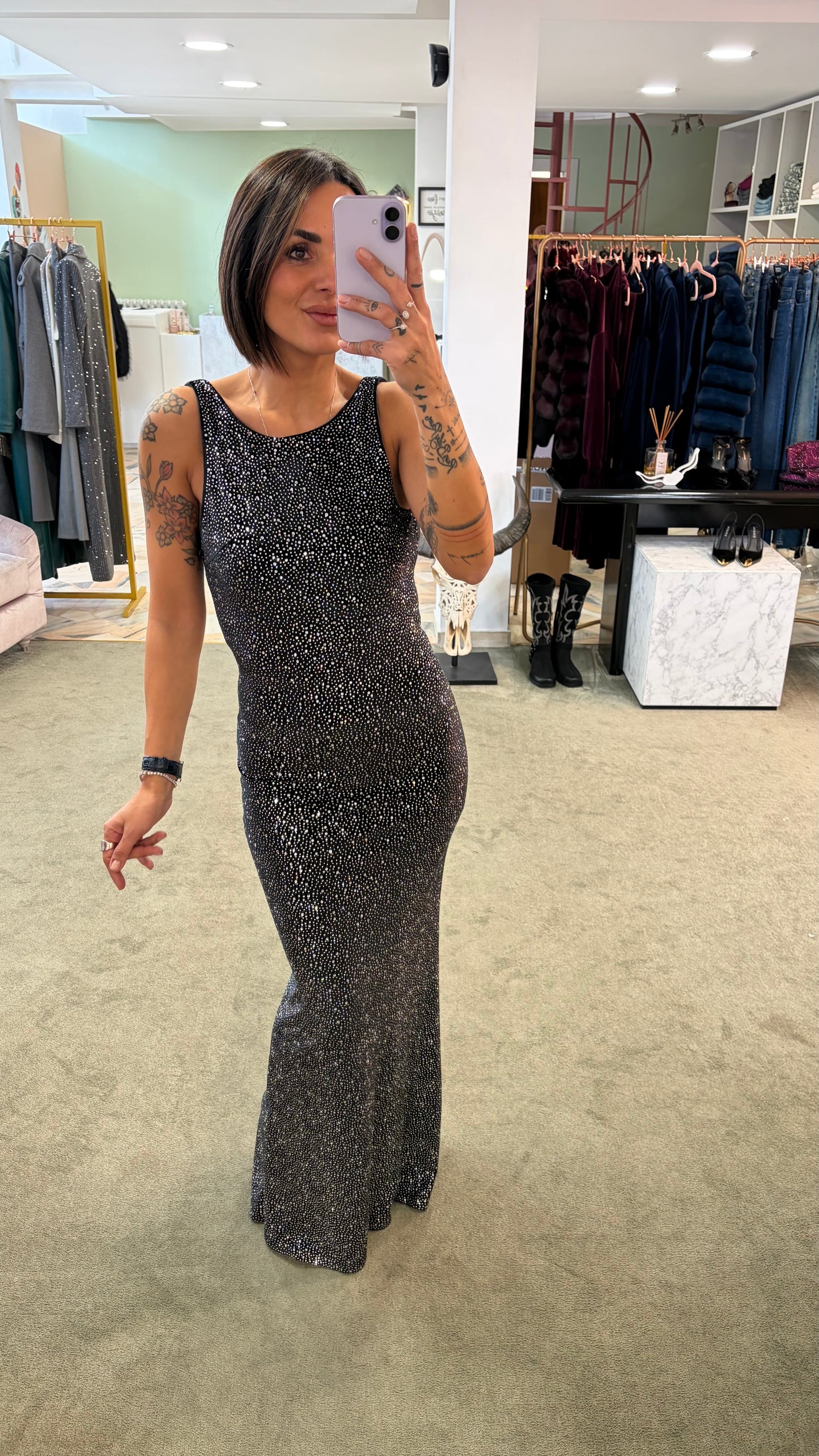 Abito smanicato lungo nero in velluto con cristalli tw