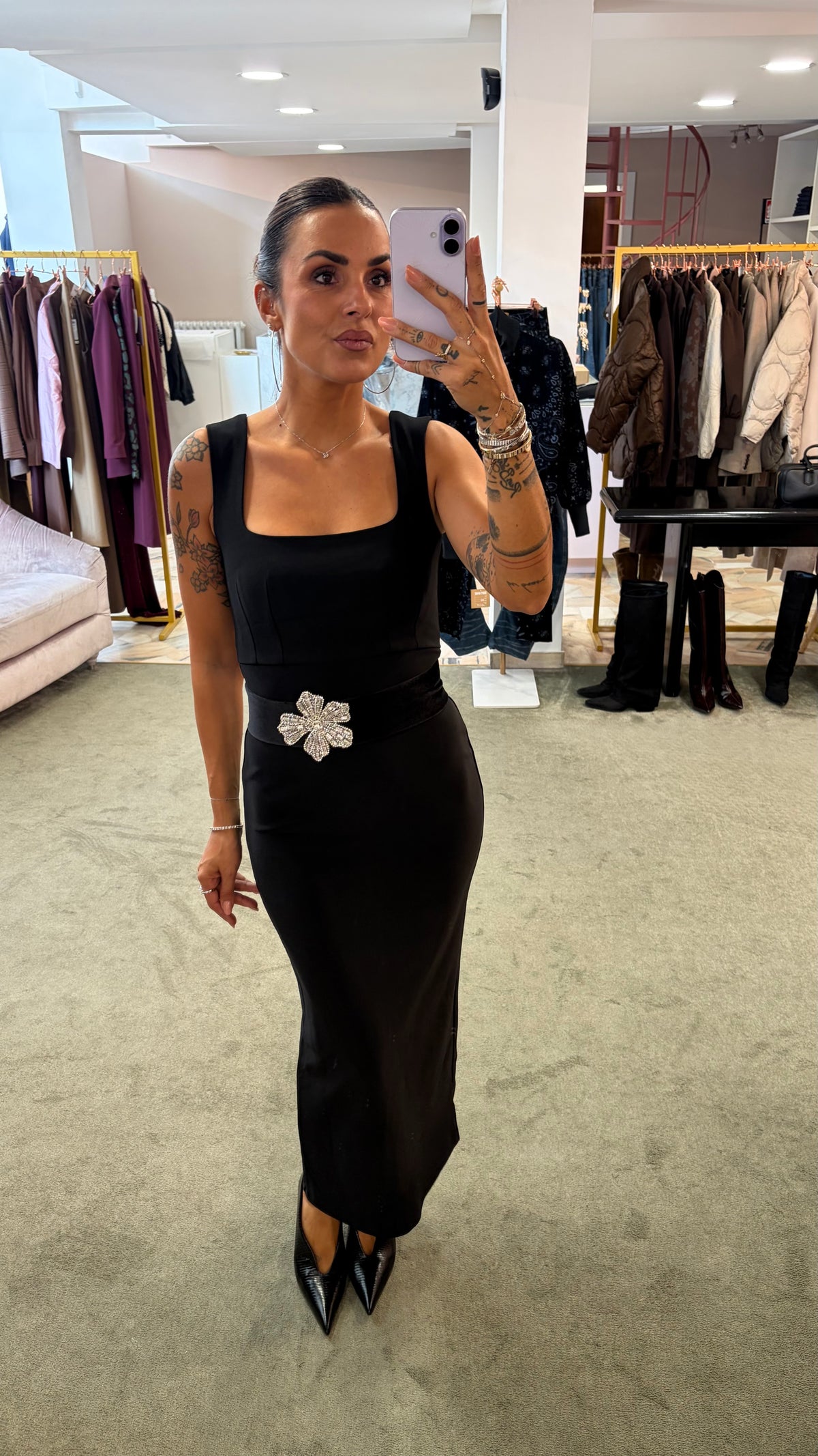 Abito tubino midi nero con cintura in velluto gioiello tw