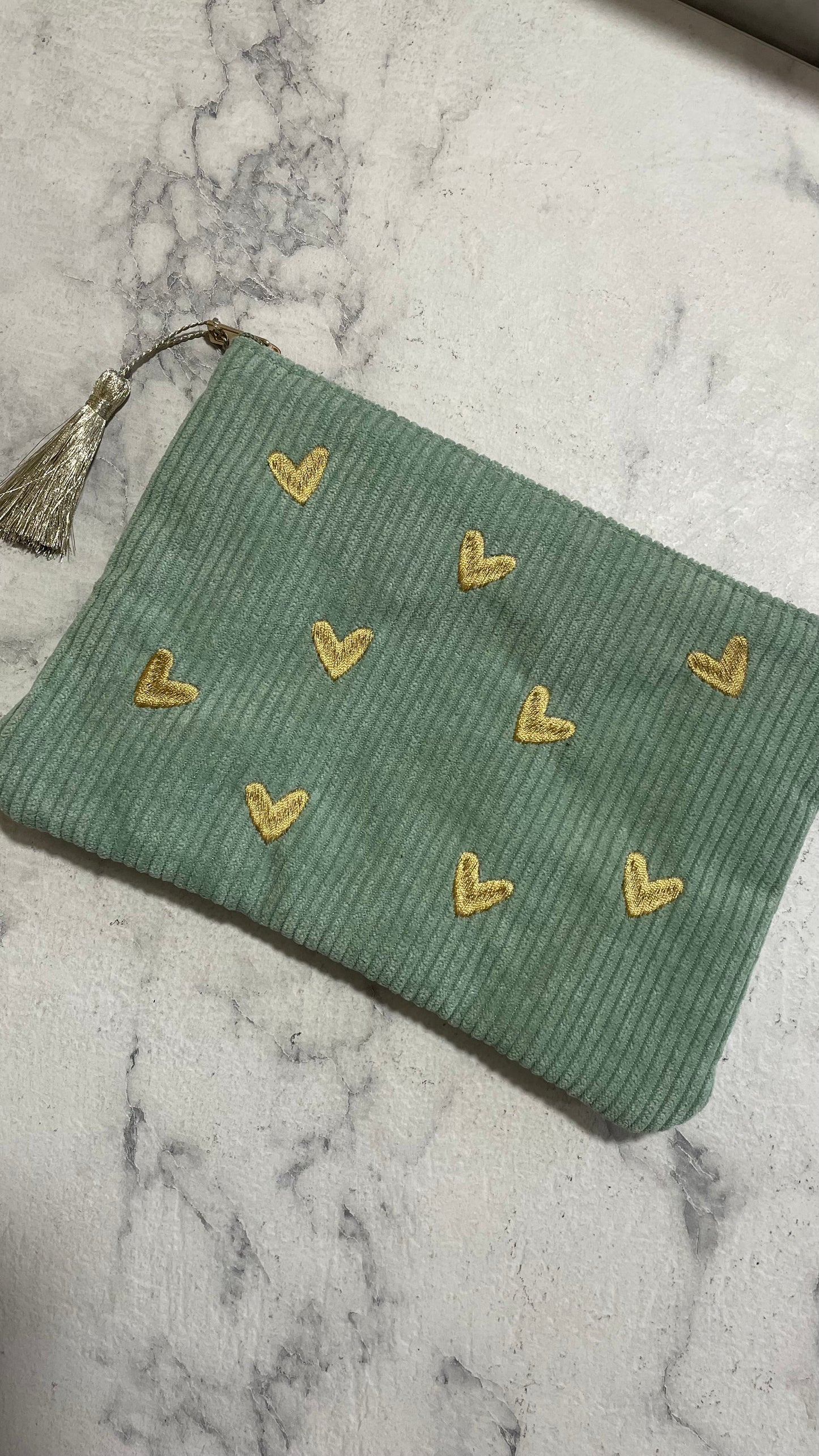 Pochette in velluto con cuori ricamati