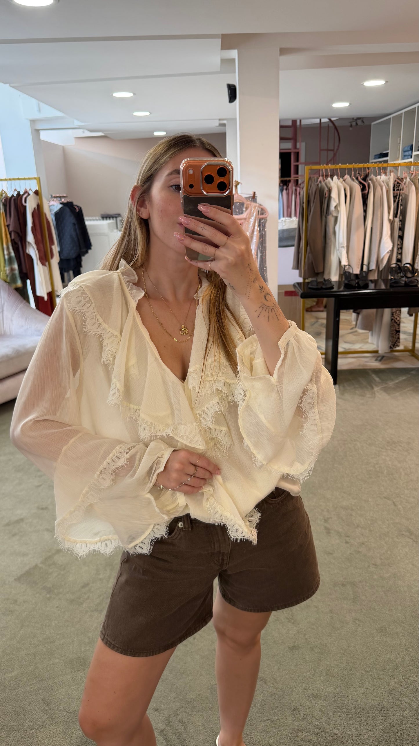 Camicia crema in crepe volant e pizzo gl