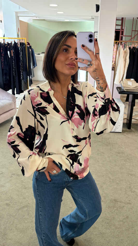 Camicia crema con fiori rosa e neri sy