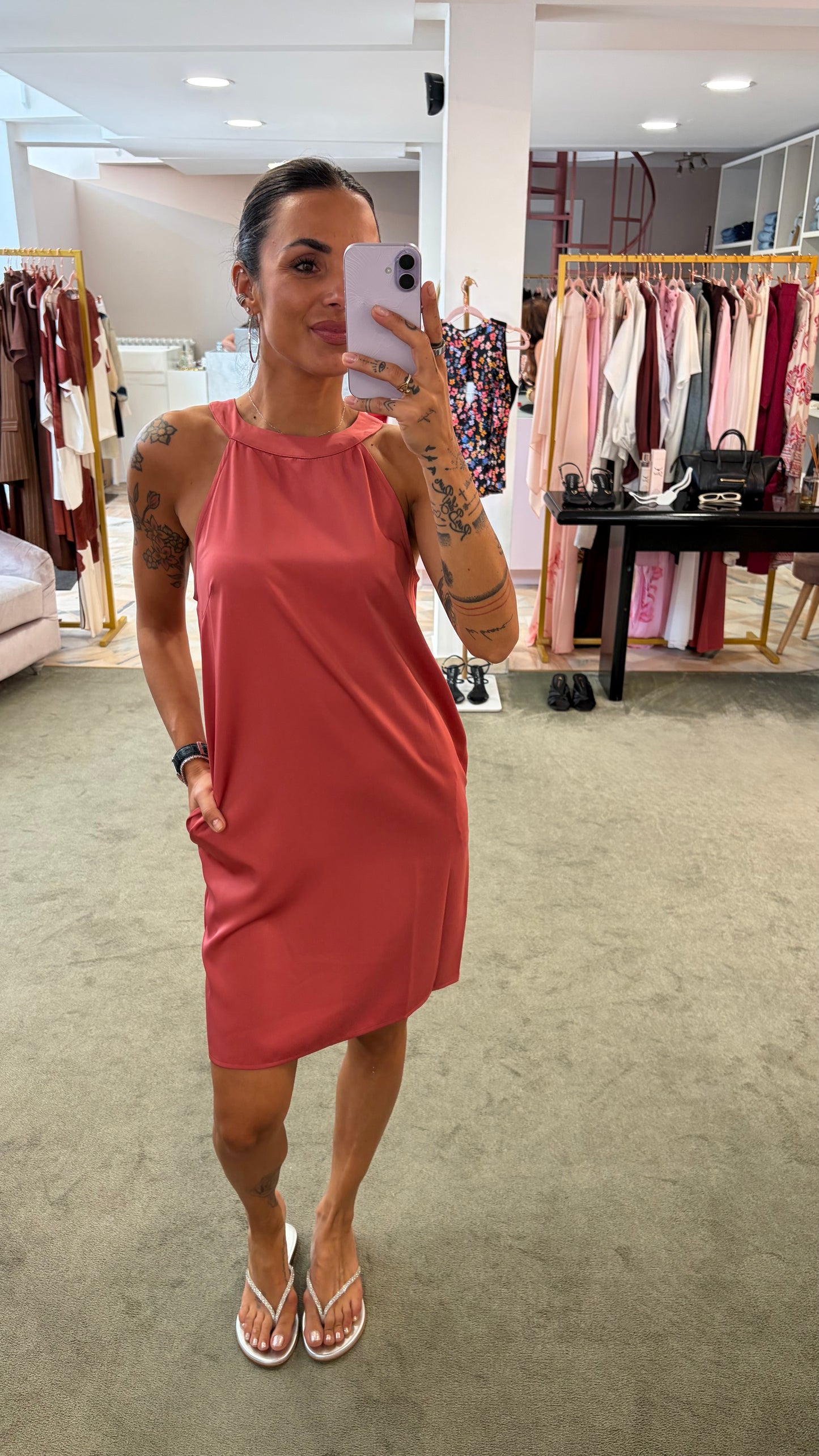 Abito corto rosa cherry scollo all'americana in satin ay