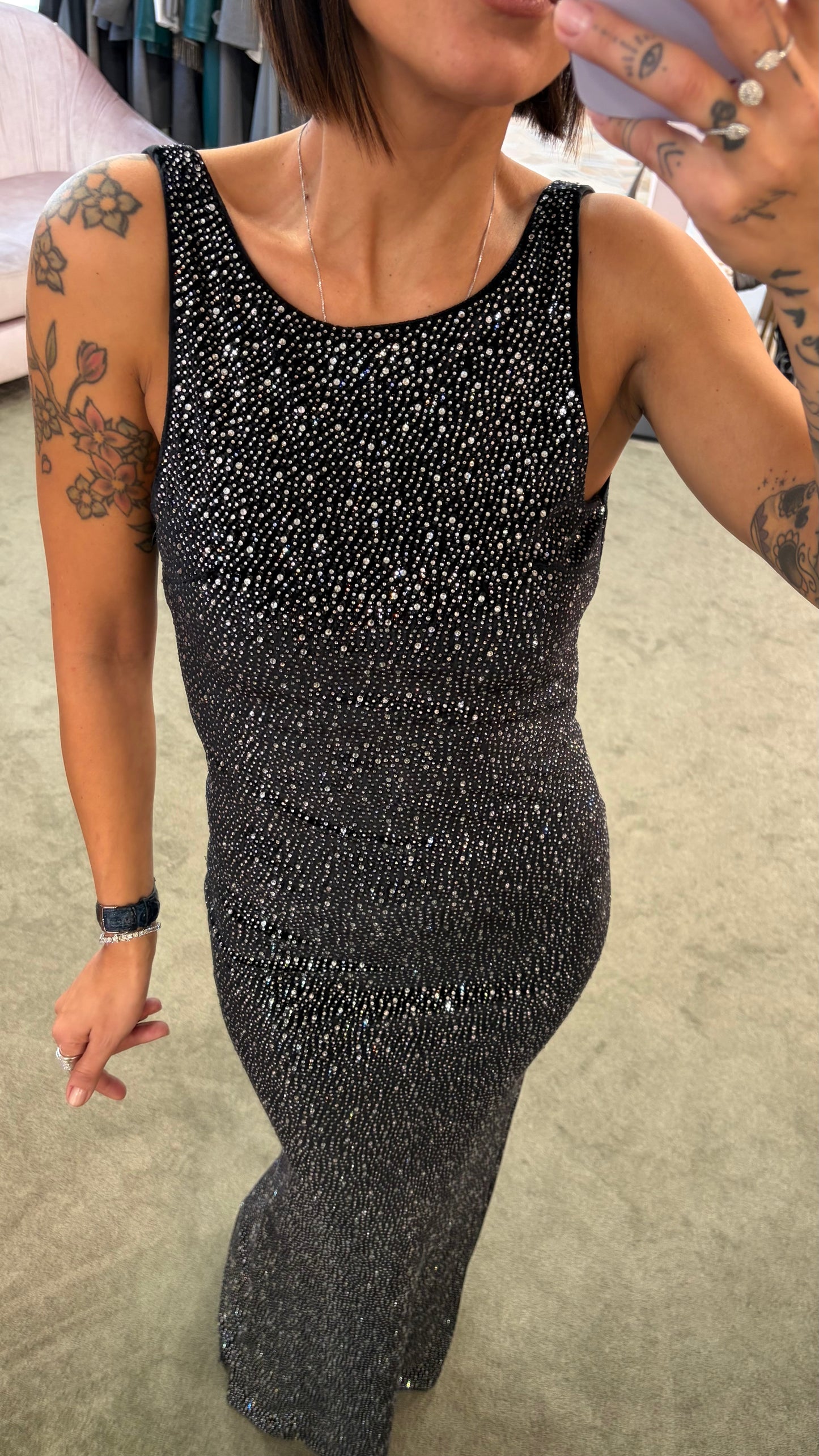 Abito smanicato lungo nero in velluto con cristalli tw