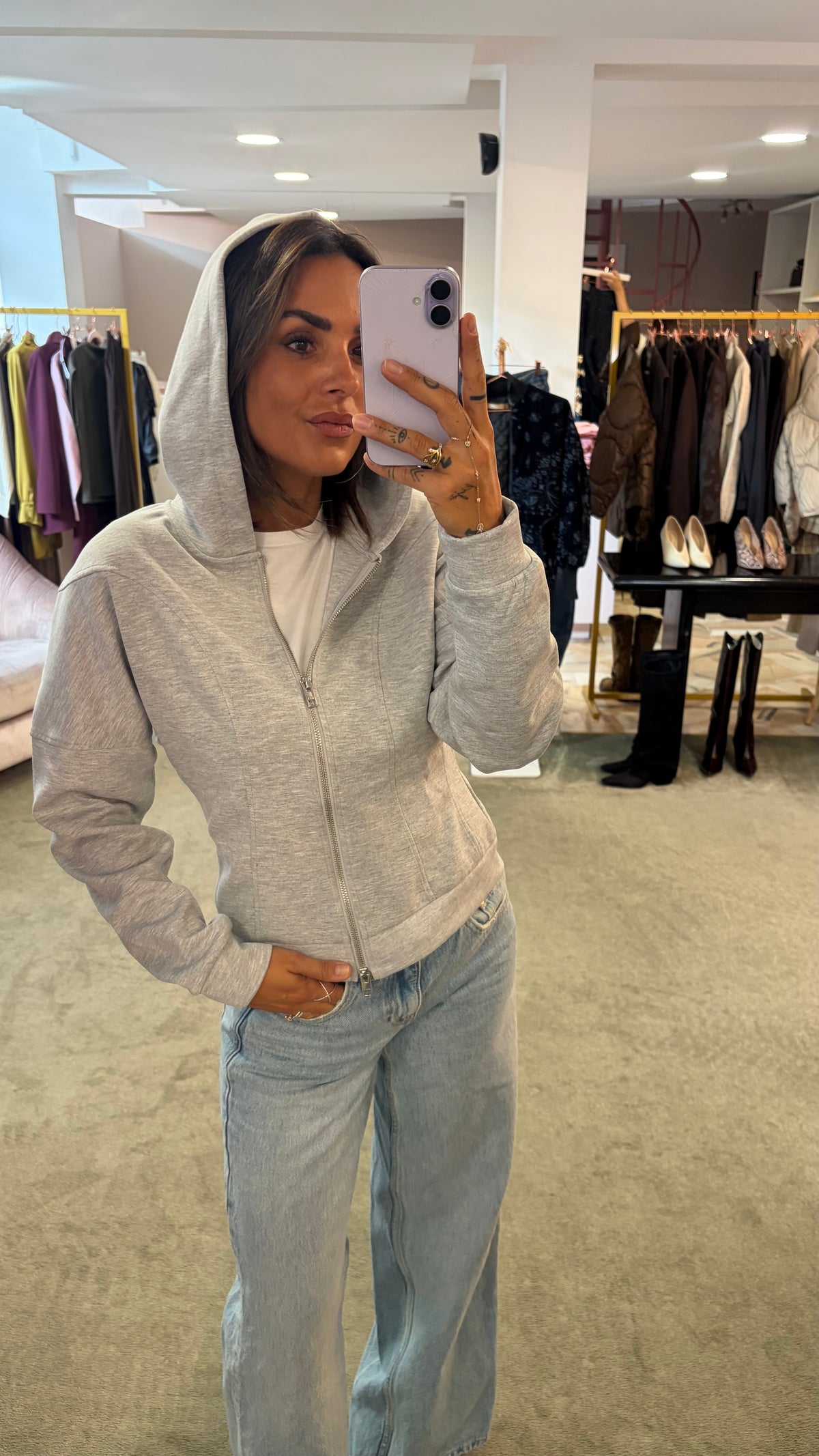 Felpa grigio chiaro con cappuccio e zip sciancrata jx