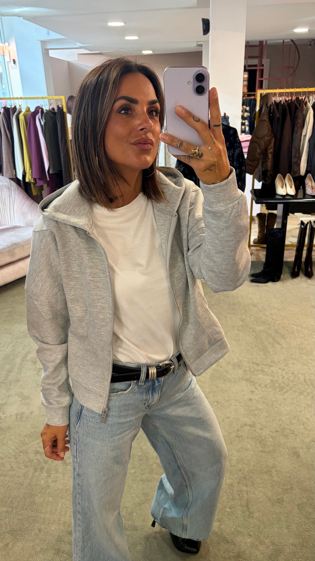 Felpa grigio chiaro con cappuccio e zip sciancrata jx