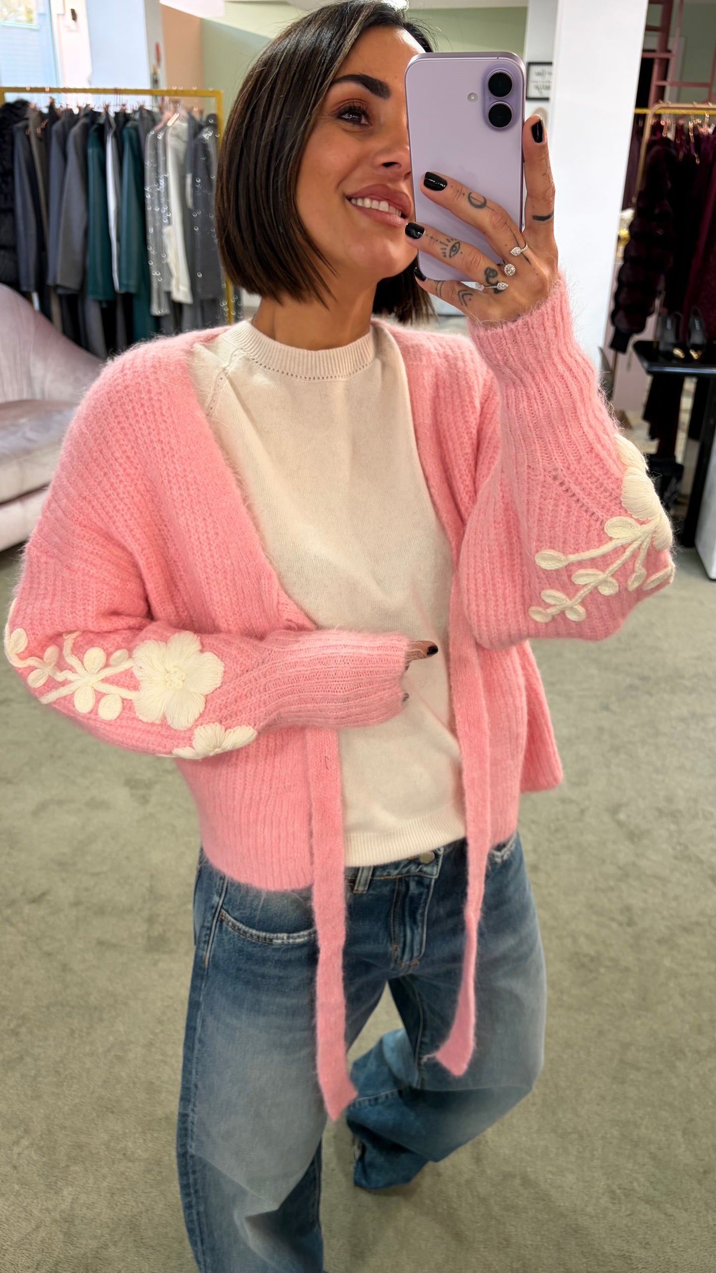 Cardigan rosa con ricami sulla manica bj