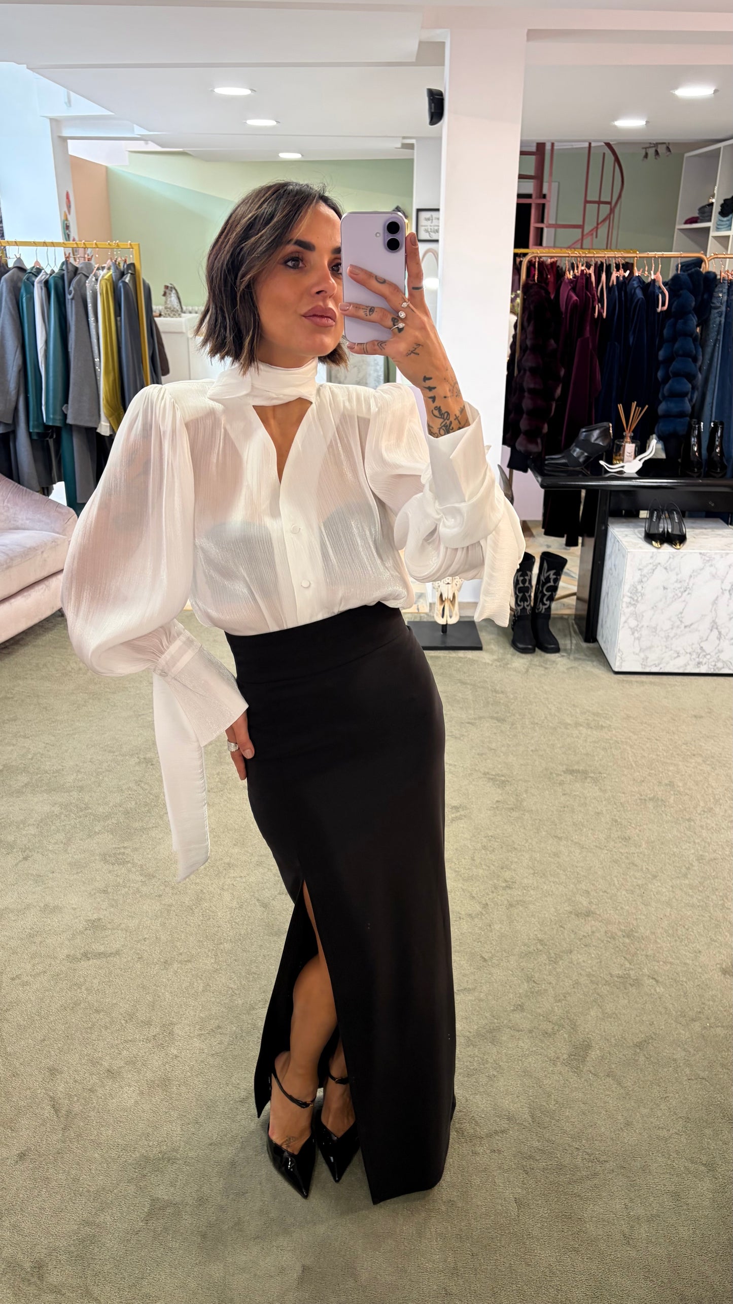 Camicia bianca scollo a v con bottoncini e sciarpina Actualee