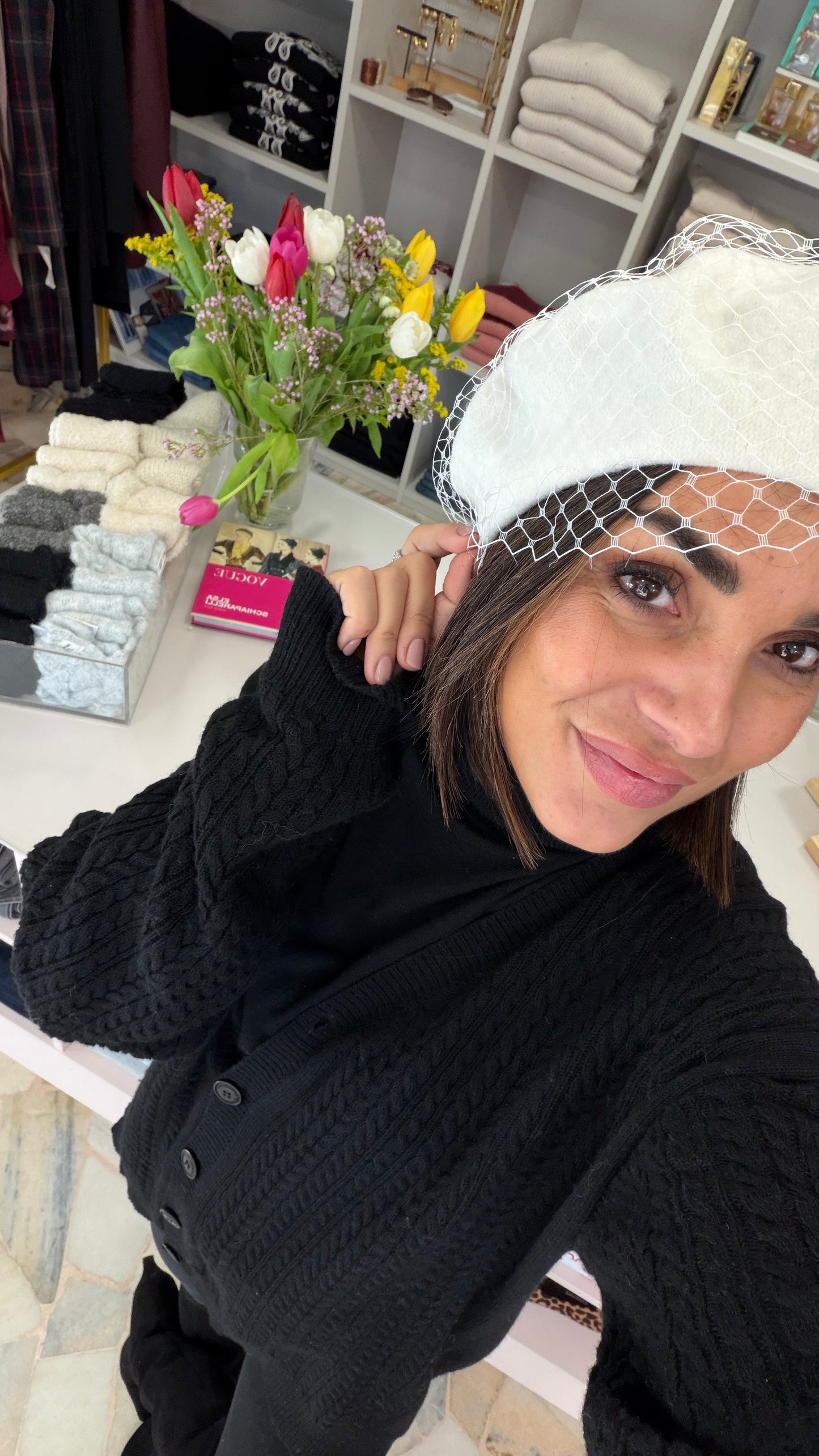 Basco in lana con veletta bianco