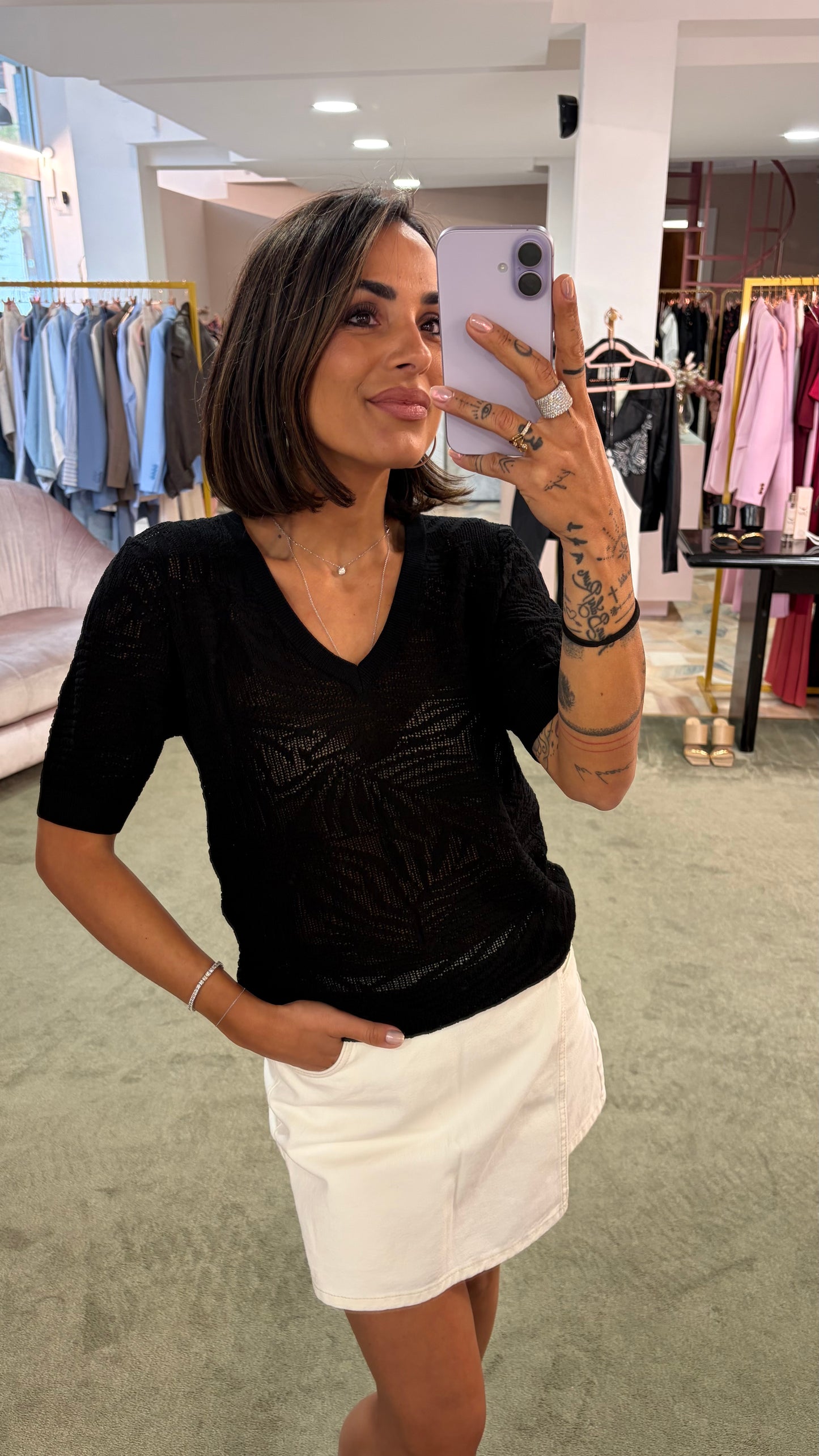 Maglia scollo a v nera in maglia traforata sy