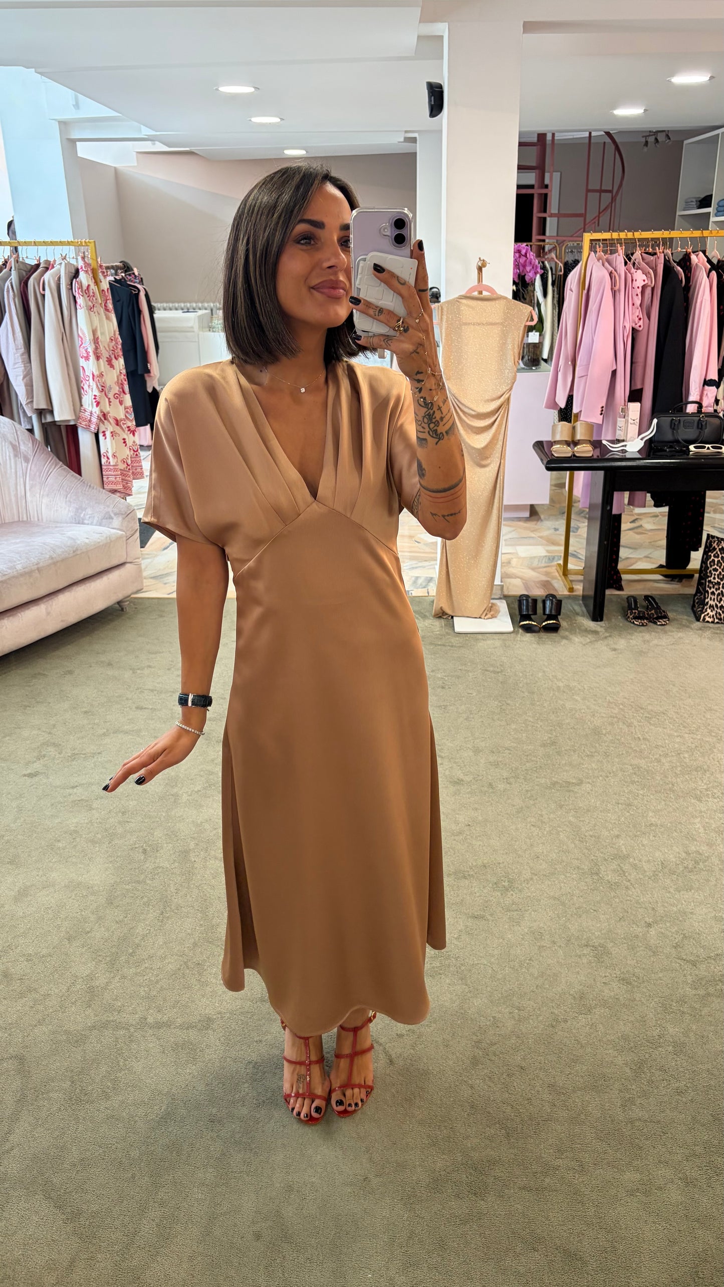 Abito midi nude rose’ in satin manica scesa bj