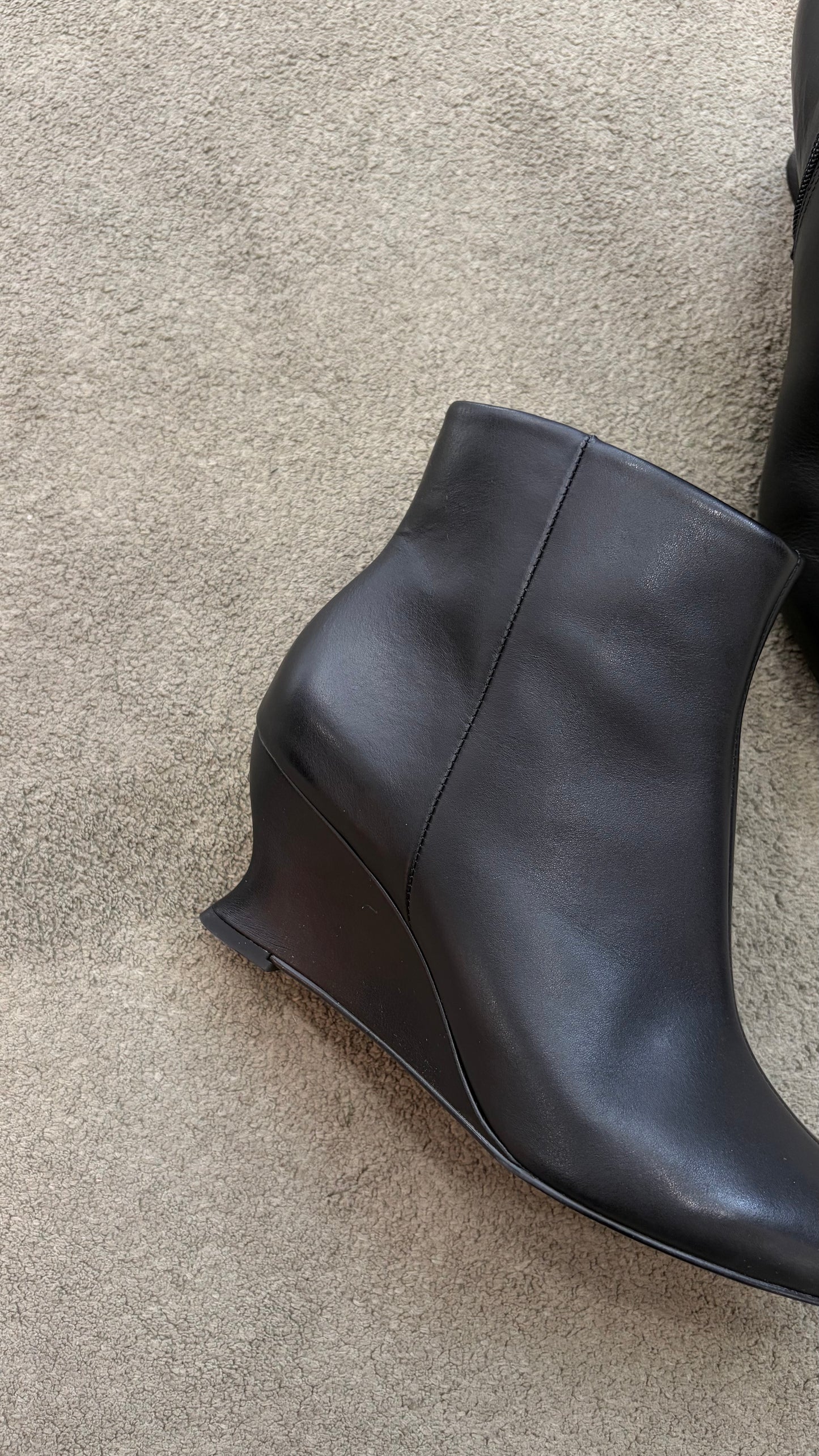 Stivaletto nero in pelle con tacco zeppa cr
