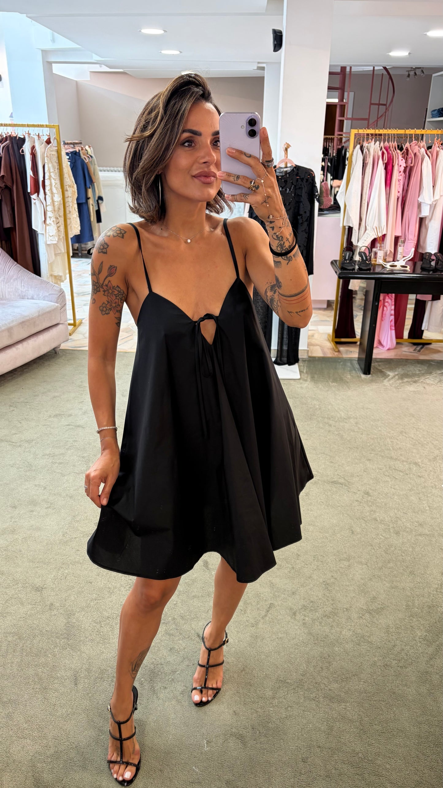 Abito corto nero in popeline con fiocchetti ks