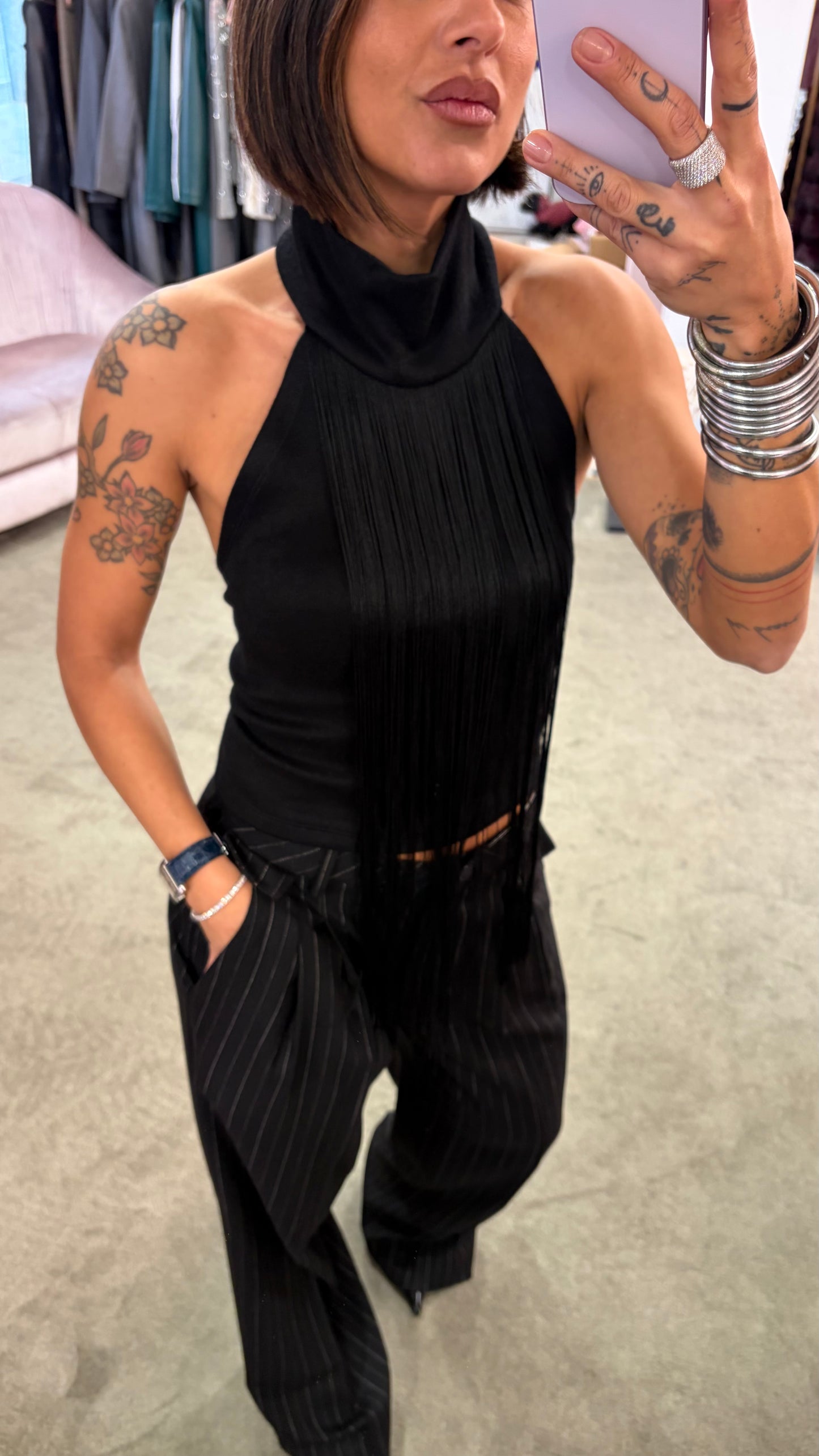 Top nero con frange scollo all'americana mq