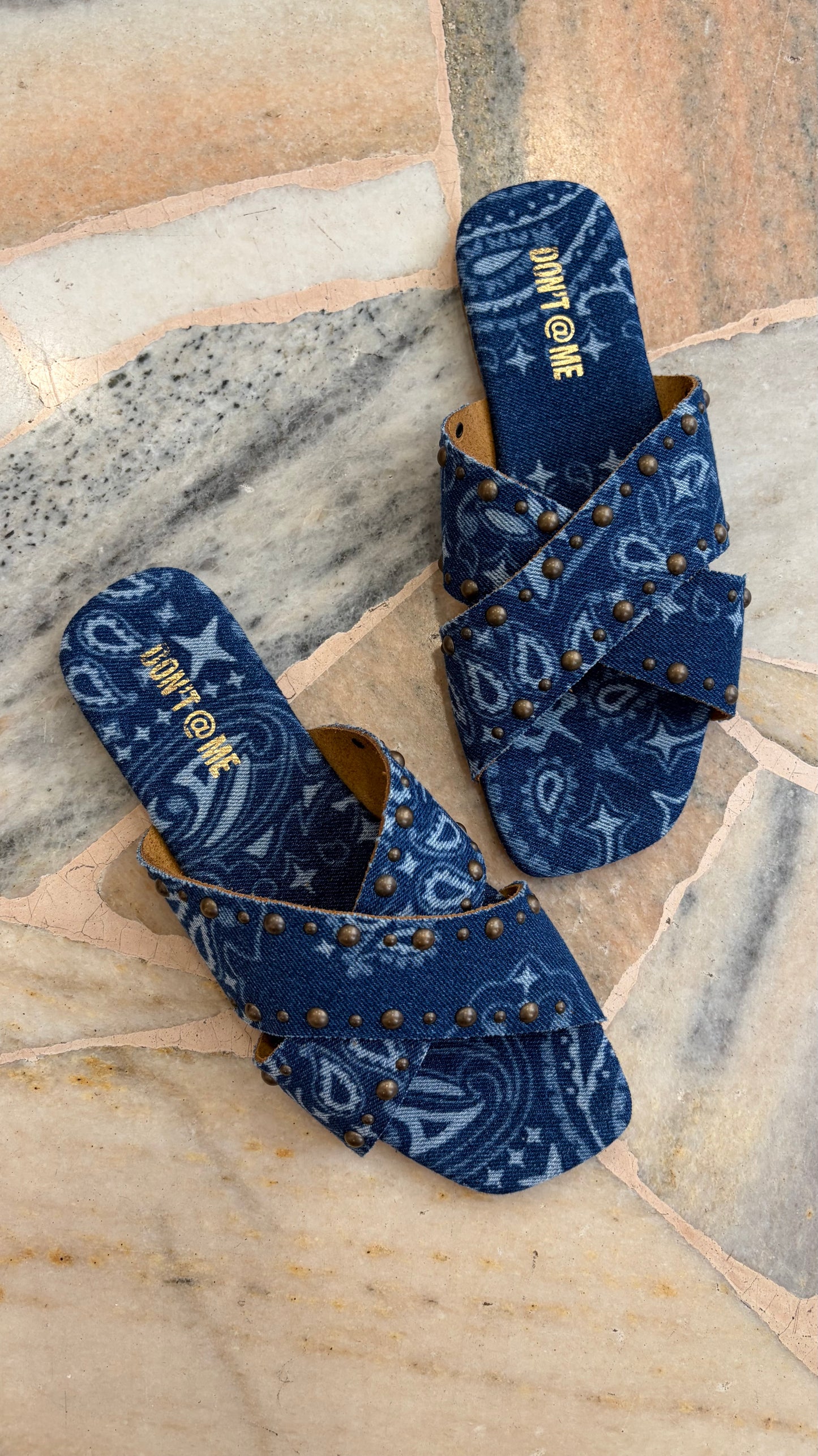 Ciabattina bandana denim con borchie