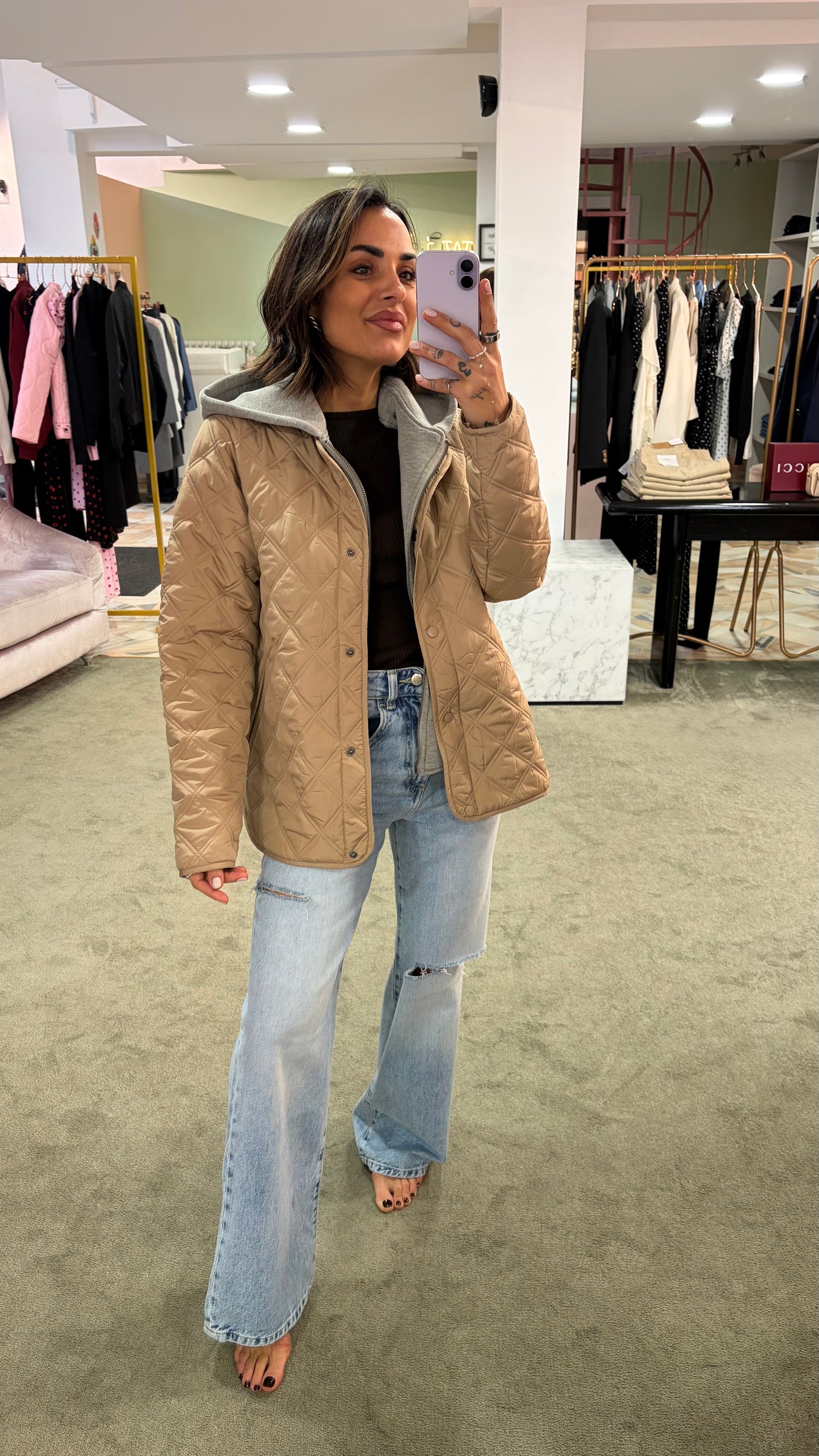 Piumino beige trapuntato con cappuccio in felpa sy