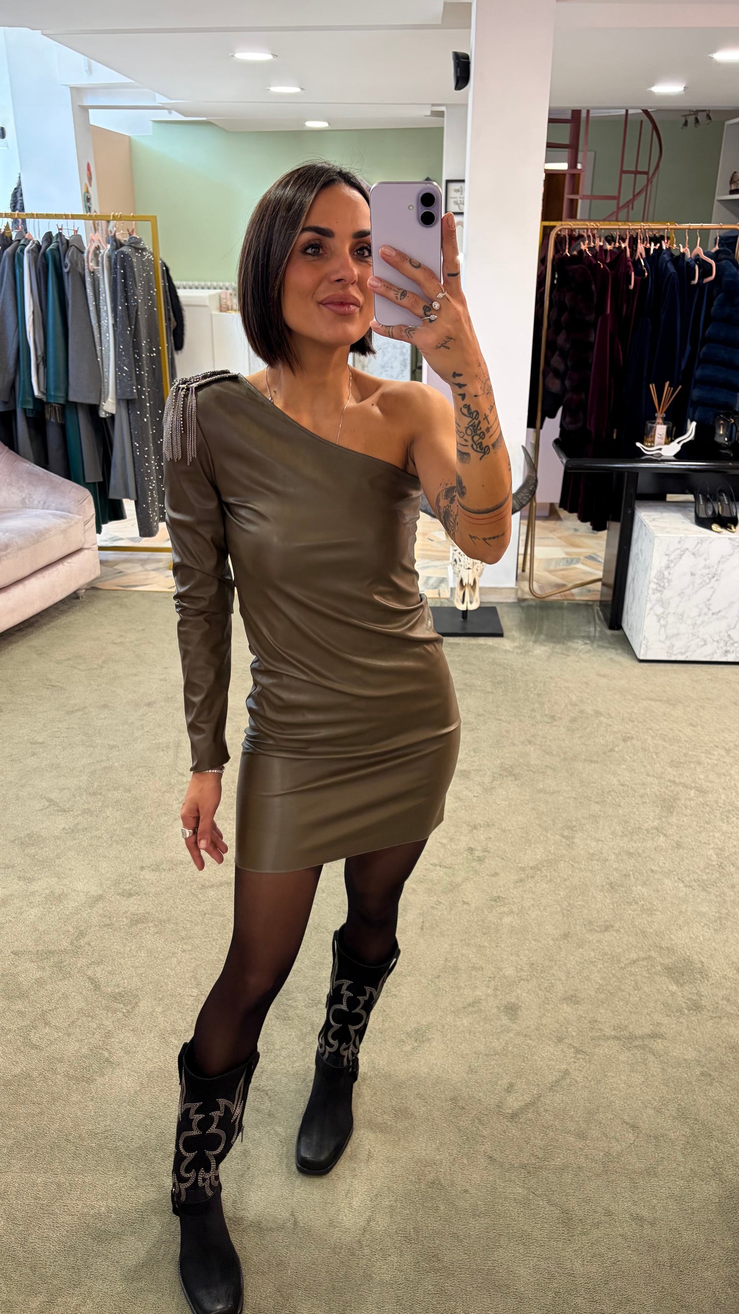 Abito monospalla verde oliva in ecopelle con dettaglio gioiello mq