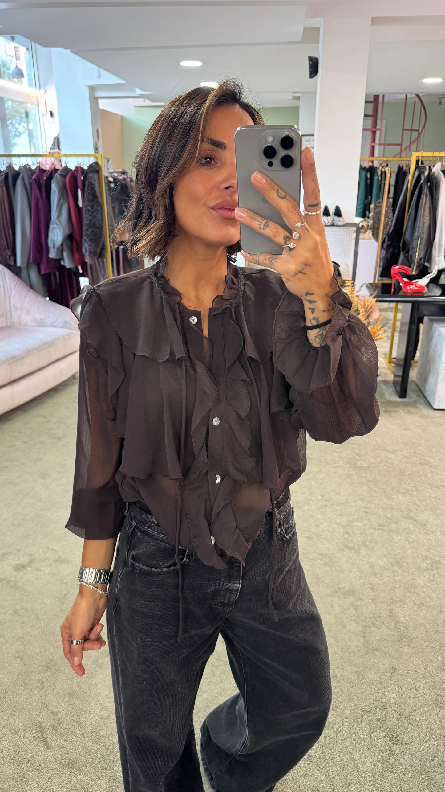 Camicia marrone in crepe con volant gl