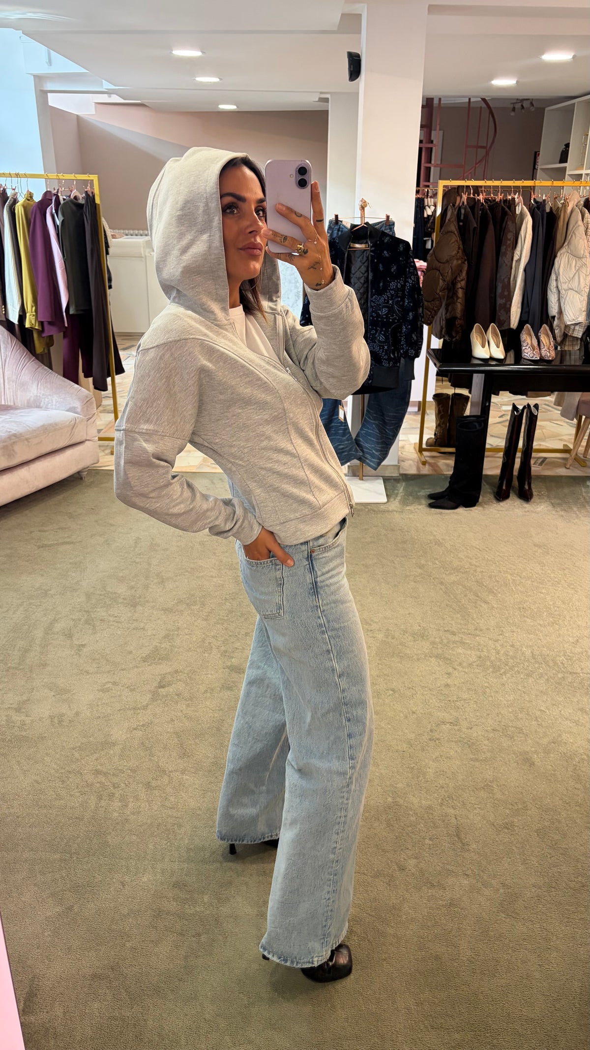 Felpa grigio chiaro con cappuccio e zip sciancrata jx