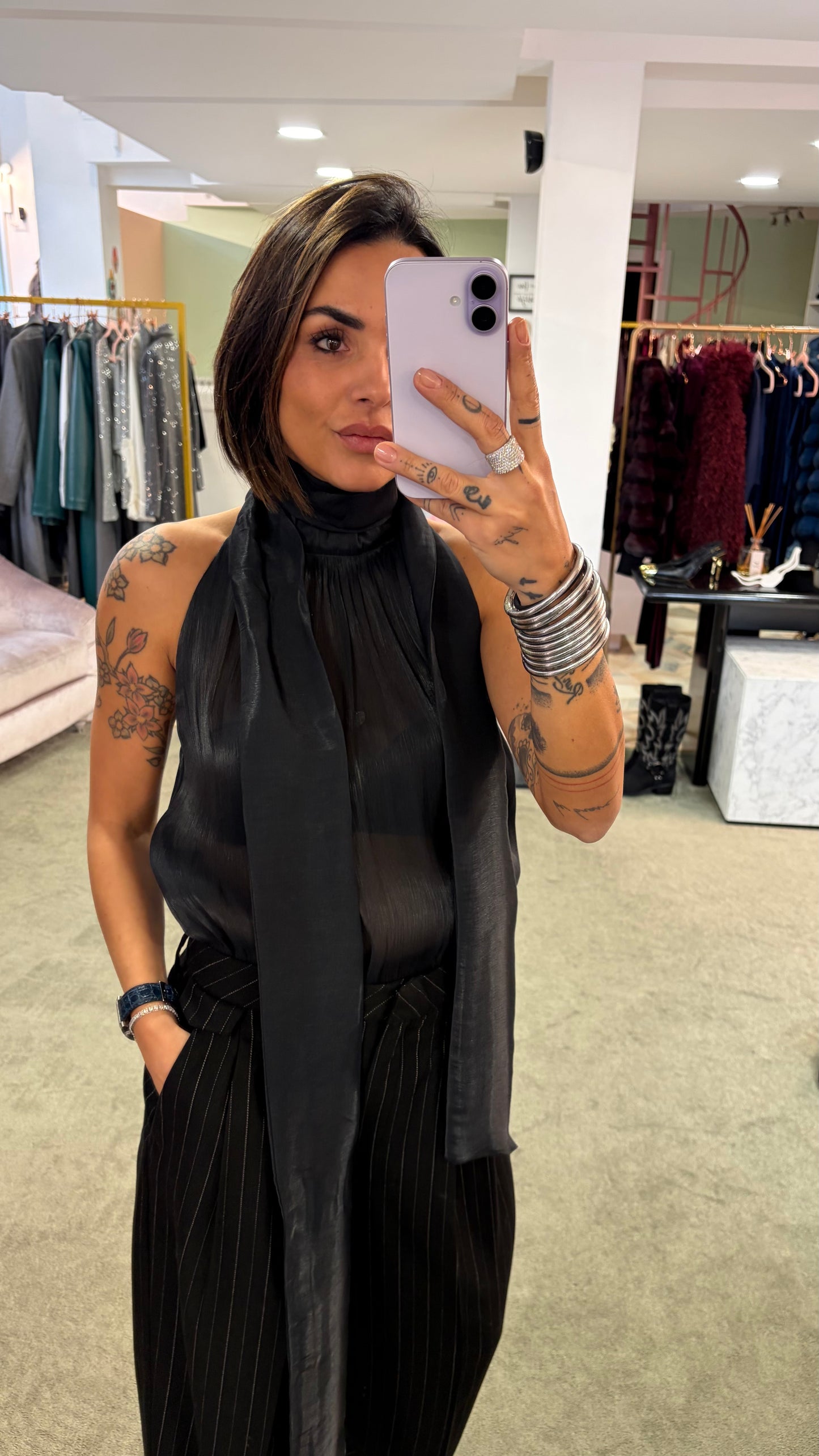 Camicia nera smanicata con sciarpina Actualee