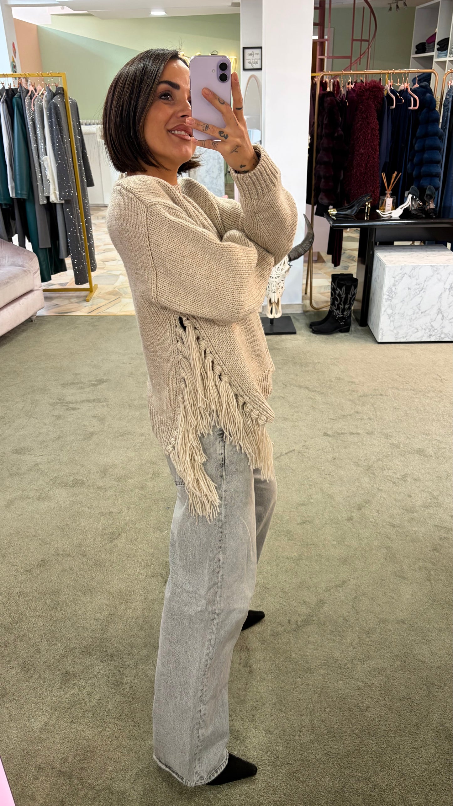 Maglione beige con frange laterali e spacco gl