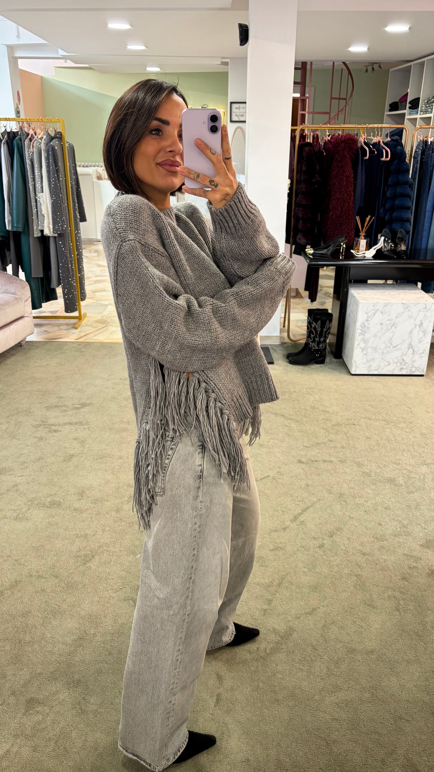 Maglione grigio chiaro  con frange laterali e spacco gl