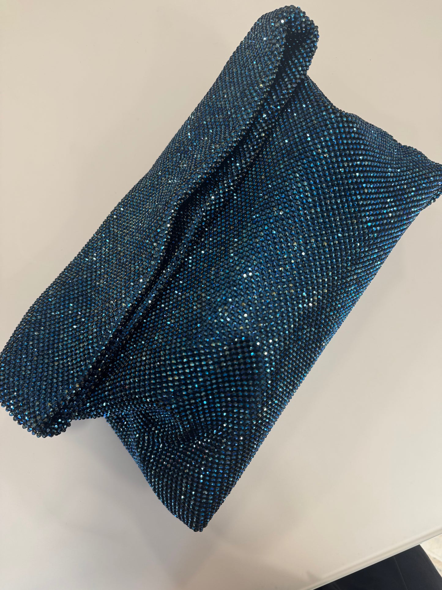 Maxi pochette blu in maglia strass