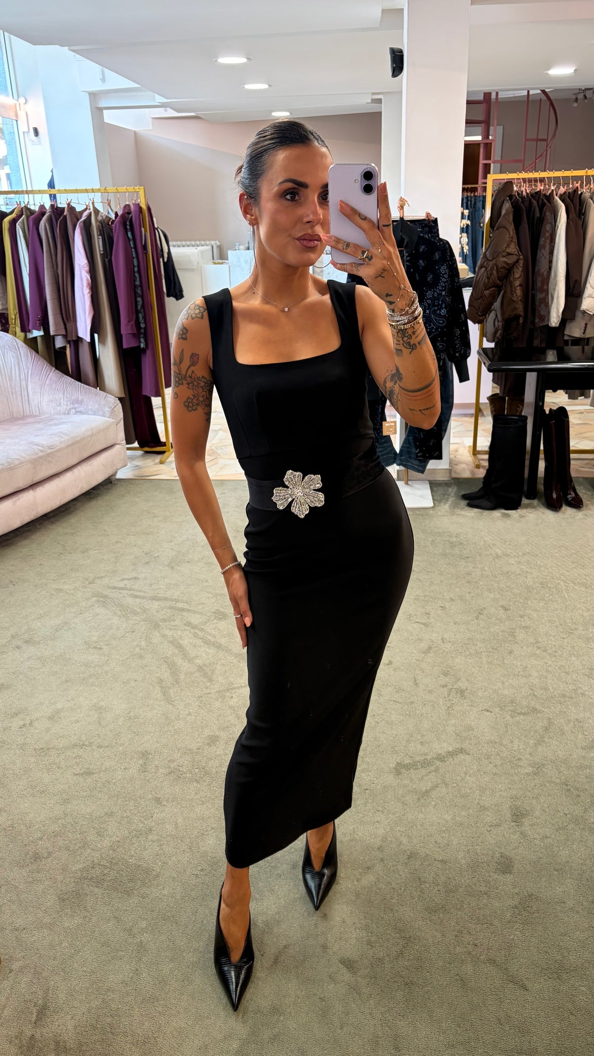 Abito tubino midi nero con cintura in velluto gioiello tw