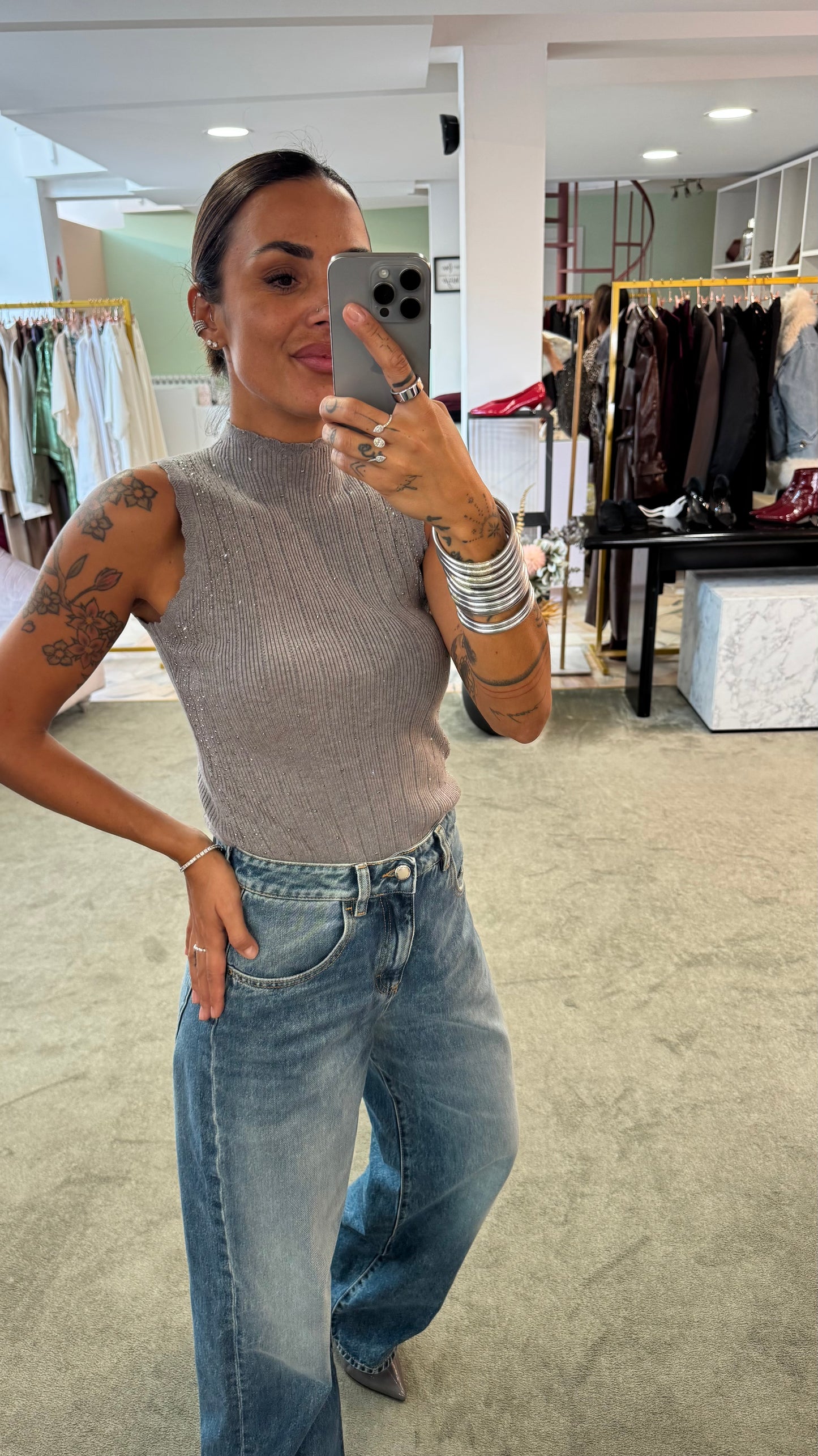 Lupetto smanicato grigio con cristalli a costine fr