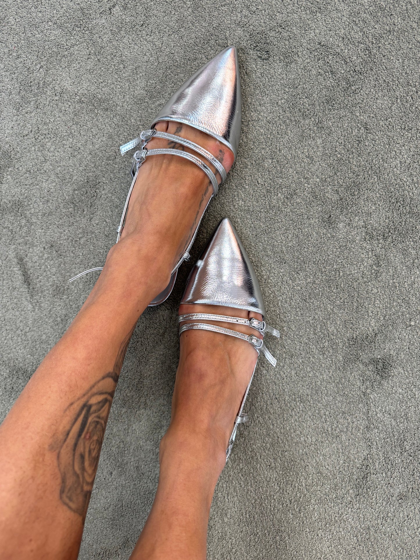 Slingback bassa argento con laccetti