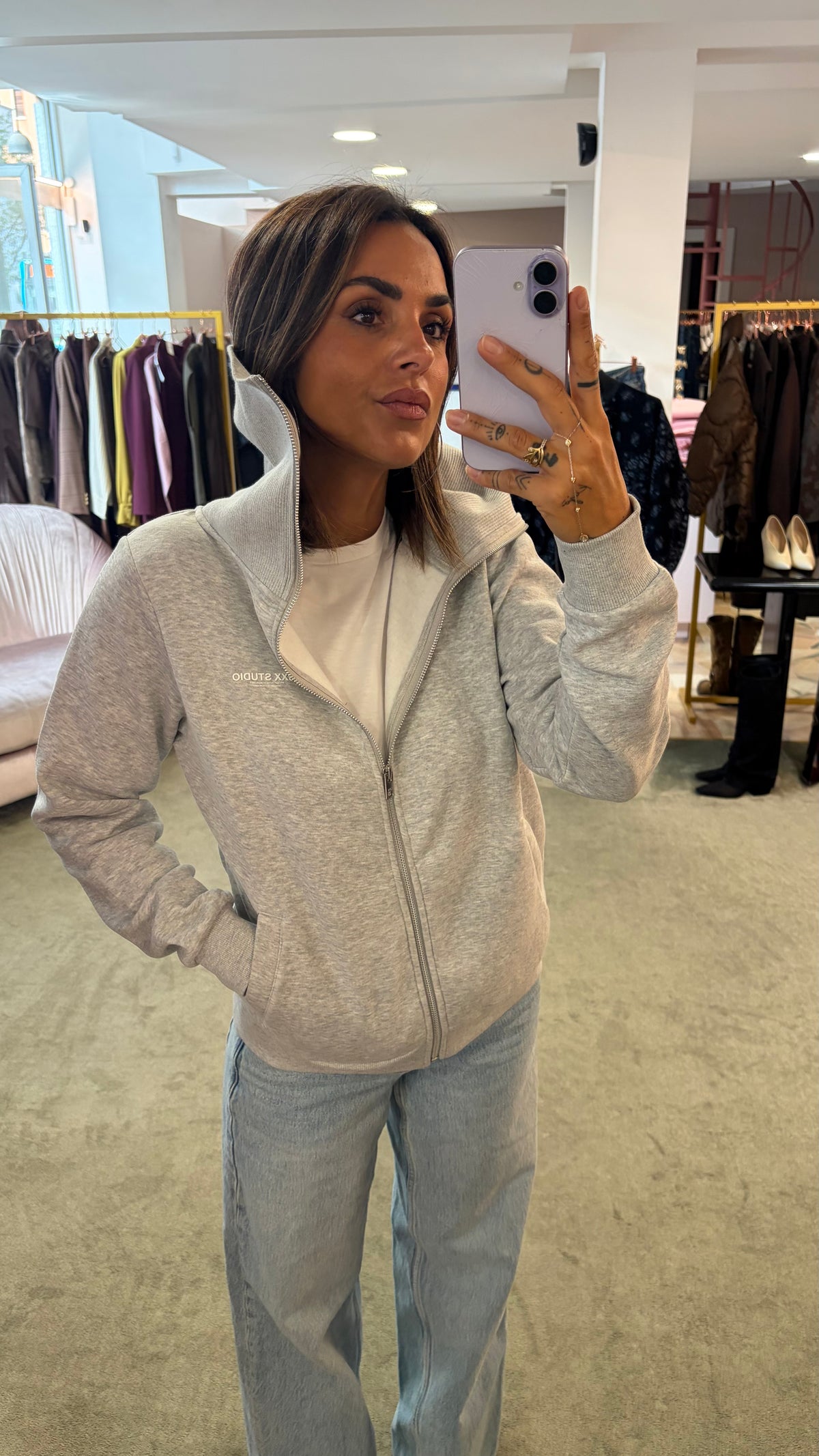 Felpa grigio chiaro con zip e collo alto jx