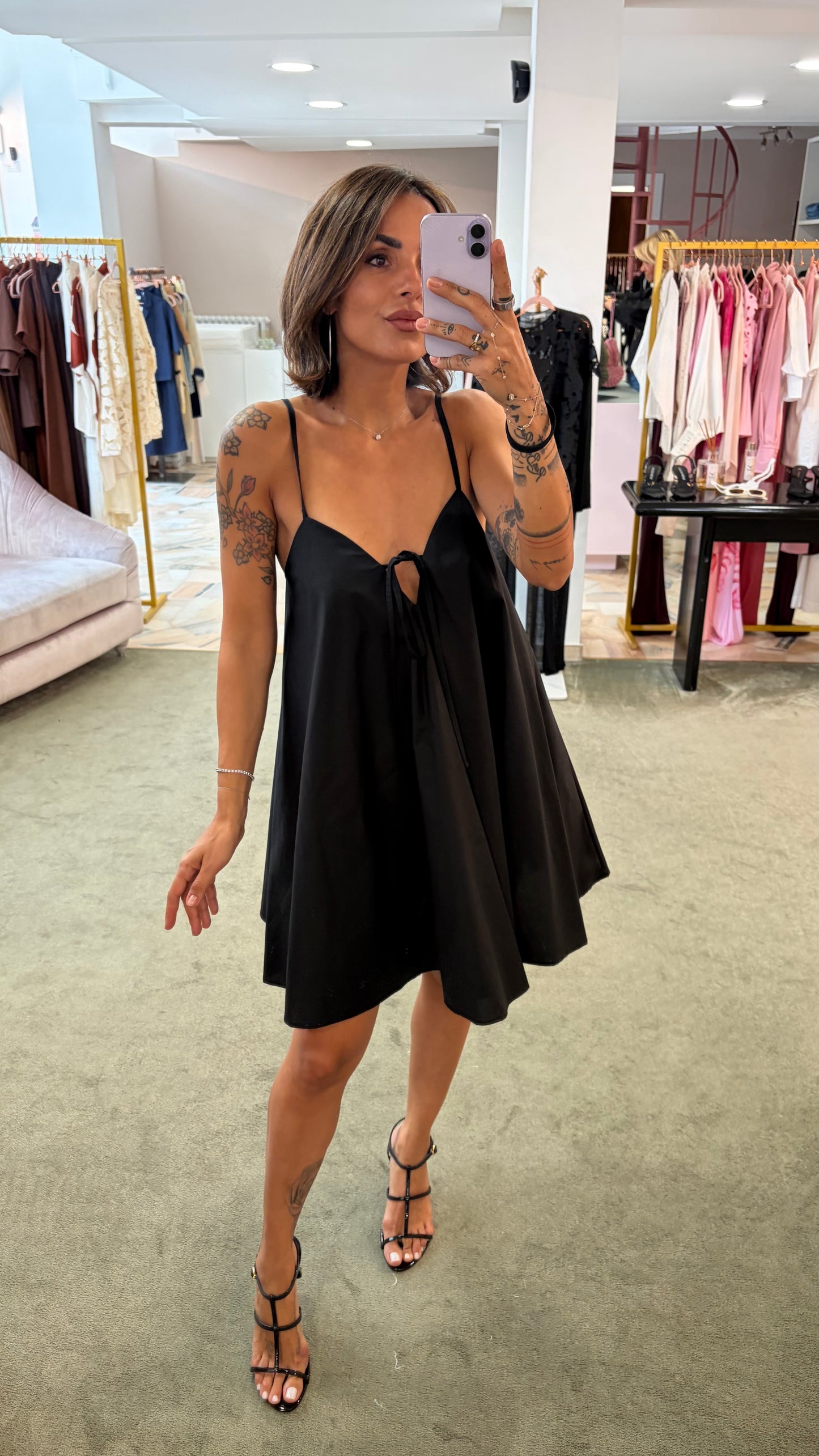 Abito corto nero in popeline con fiocchetti ks